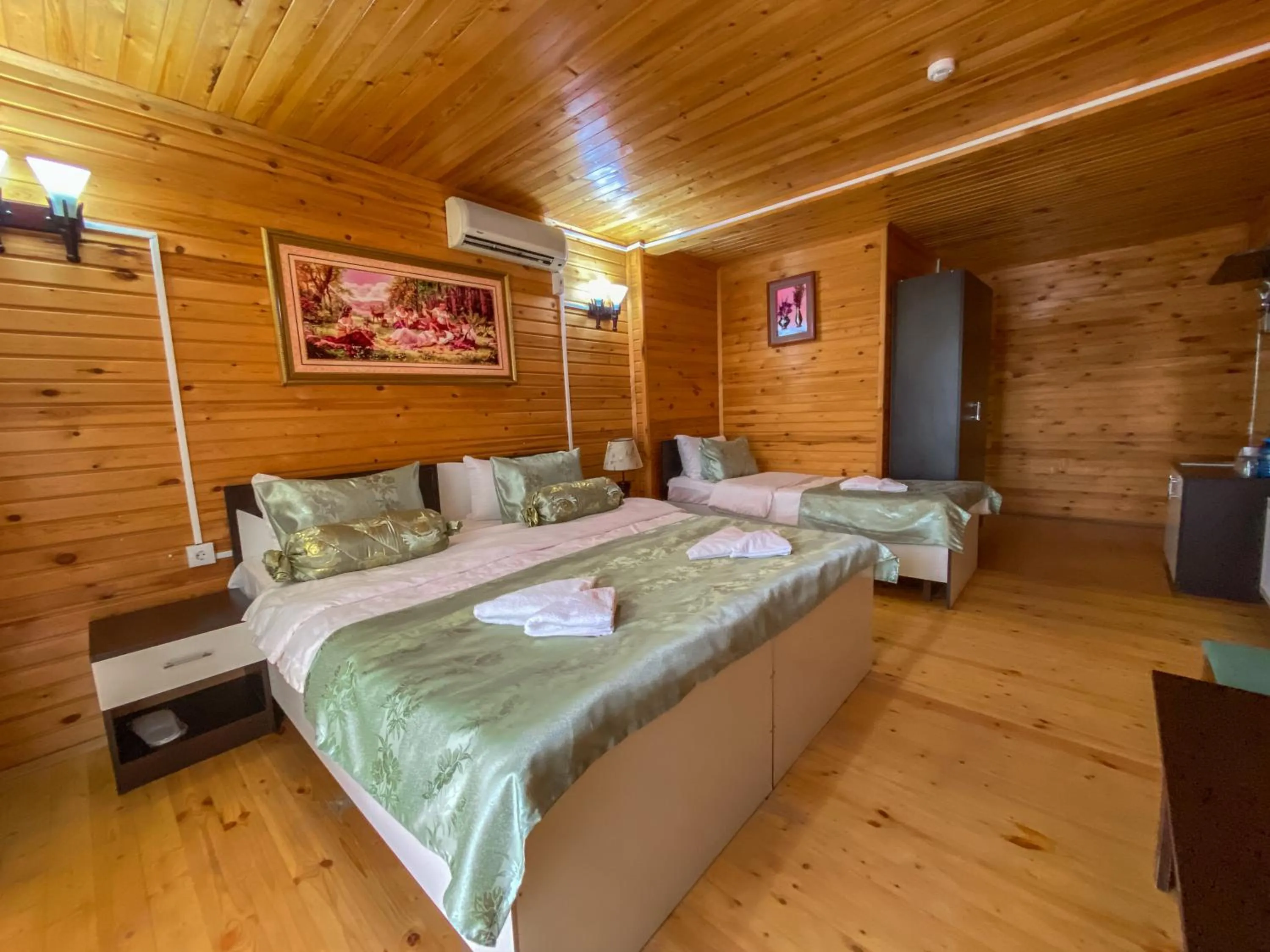 Bed in Kungut Hotel & Restaurant