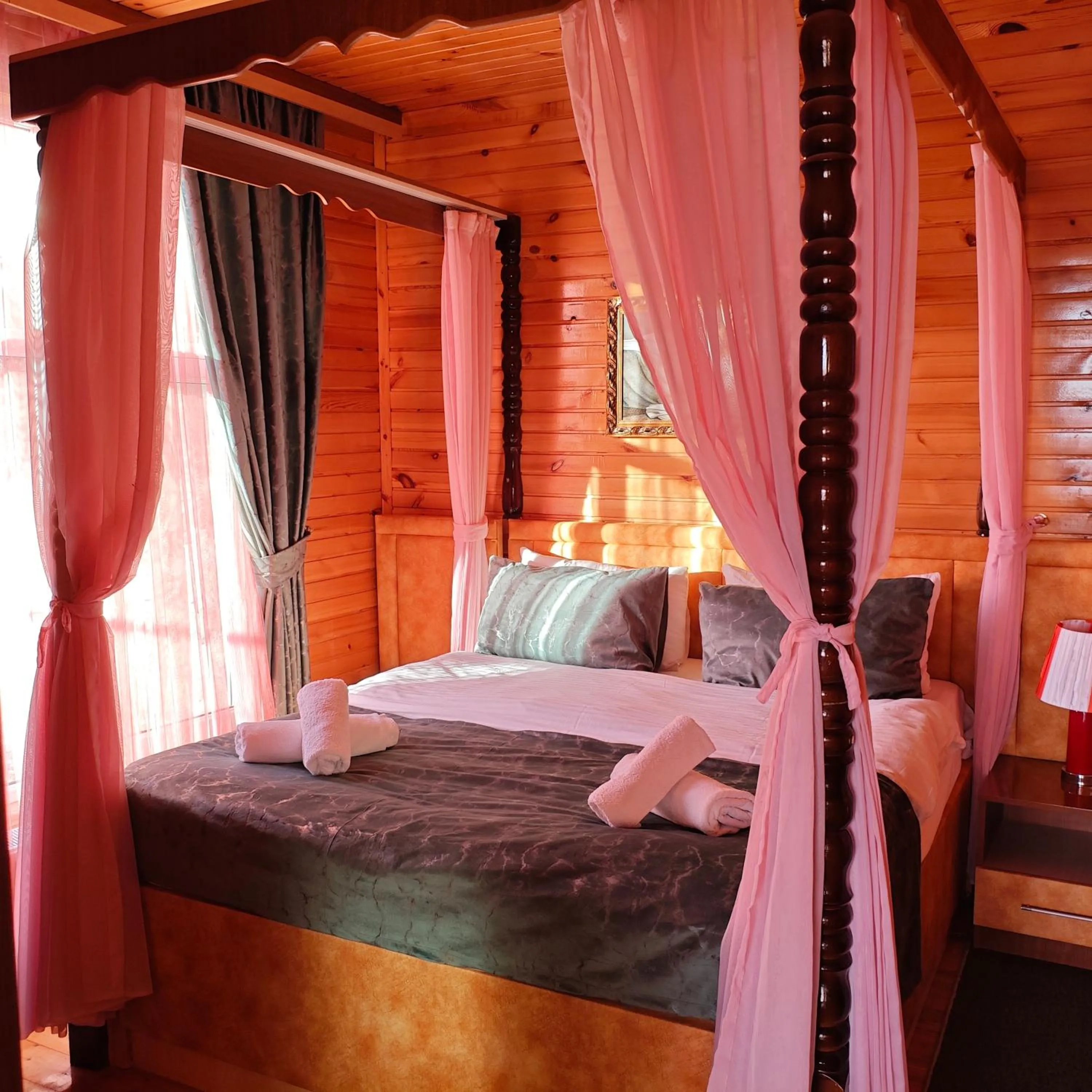 Winter, Bed in Kungut Hotel & Restaurant