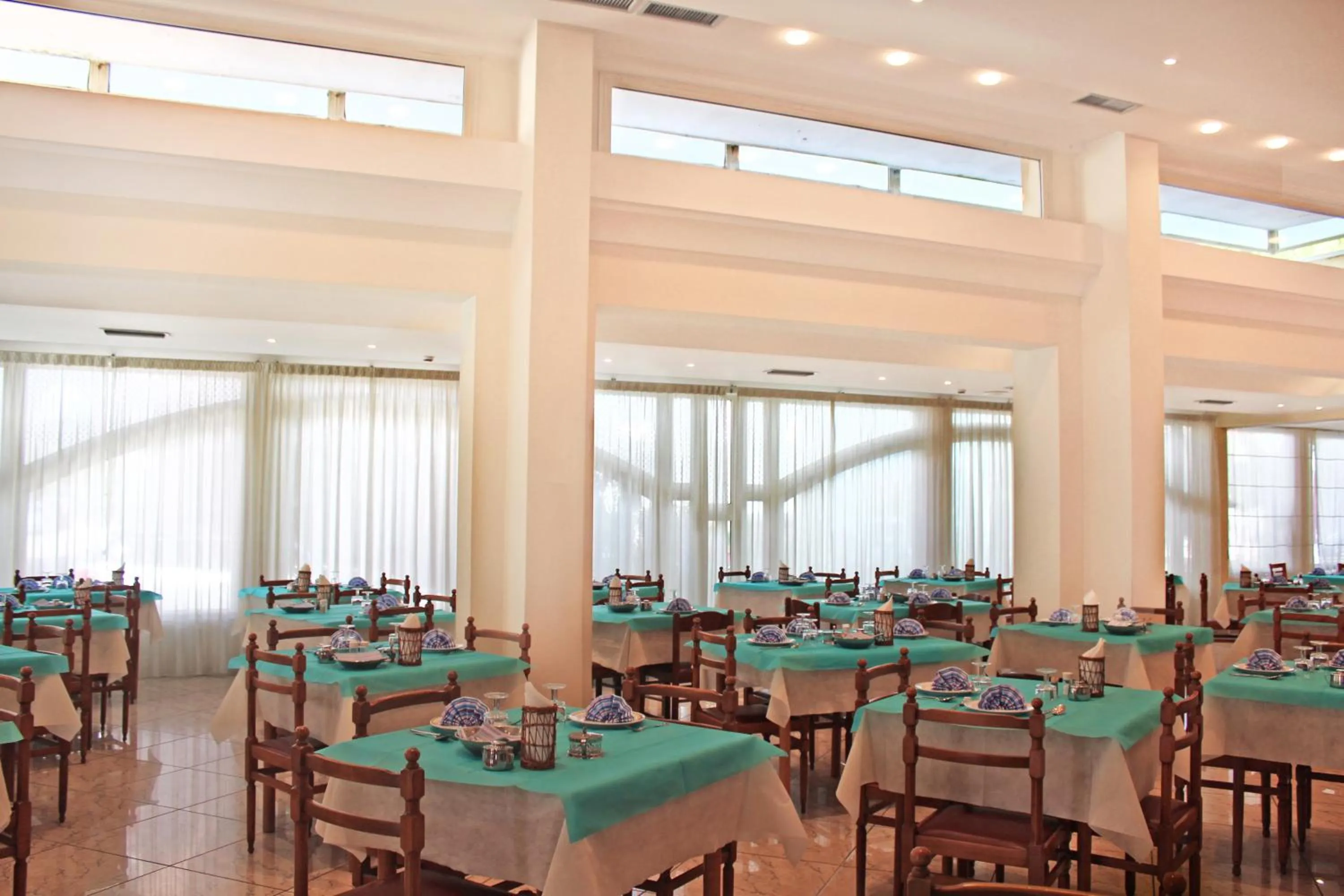 Restaurant/places to eat in Hotel Royal