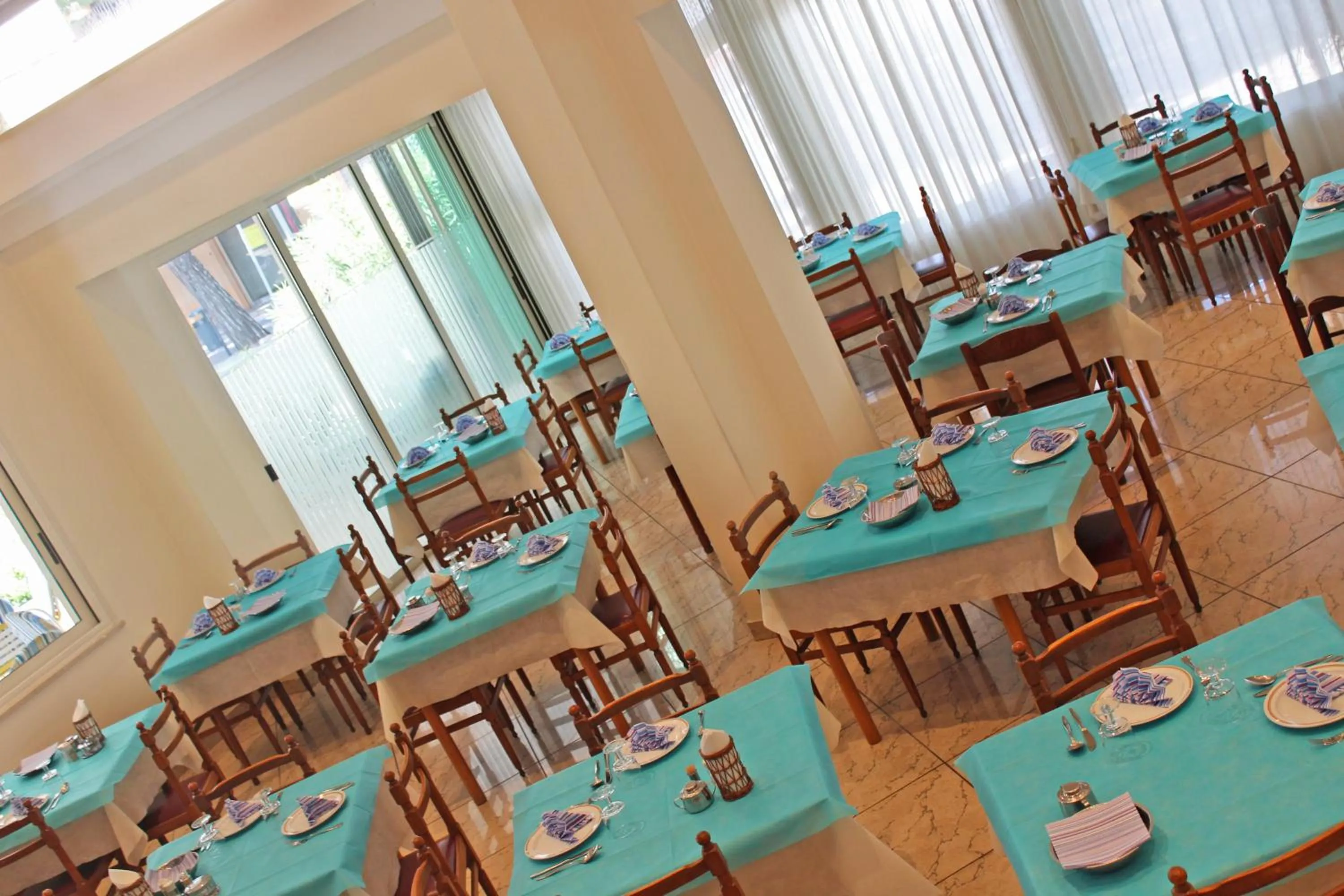 Restaurant/places to eat in Hotel Royal