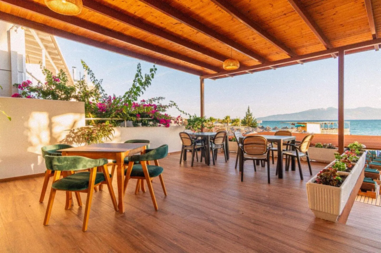 Restaurant/places to eat in Vila e Bardhe Butique Hotel