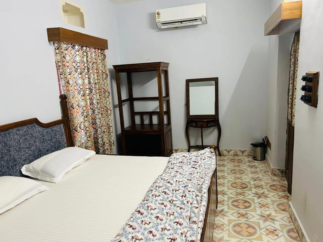 Deluxe Queen Room - single occupancy in House of Amer