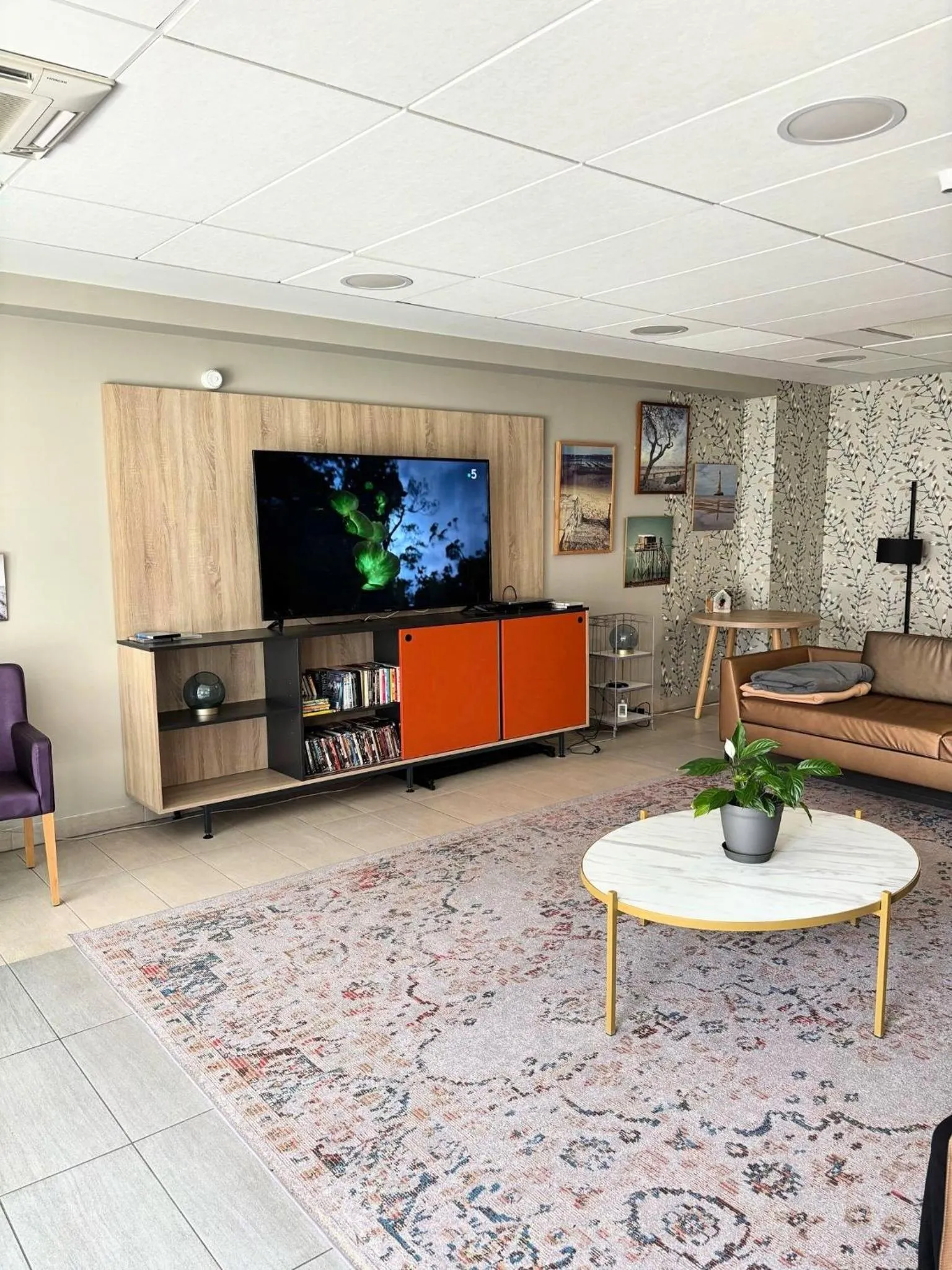 Communal lounge/ TV room in Zenao Appart'hôtels Cenon