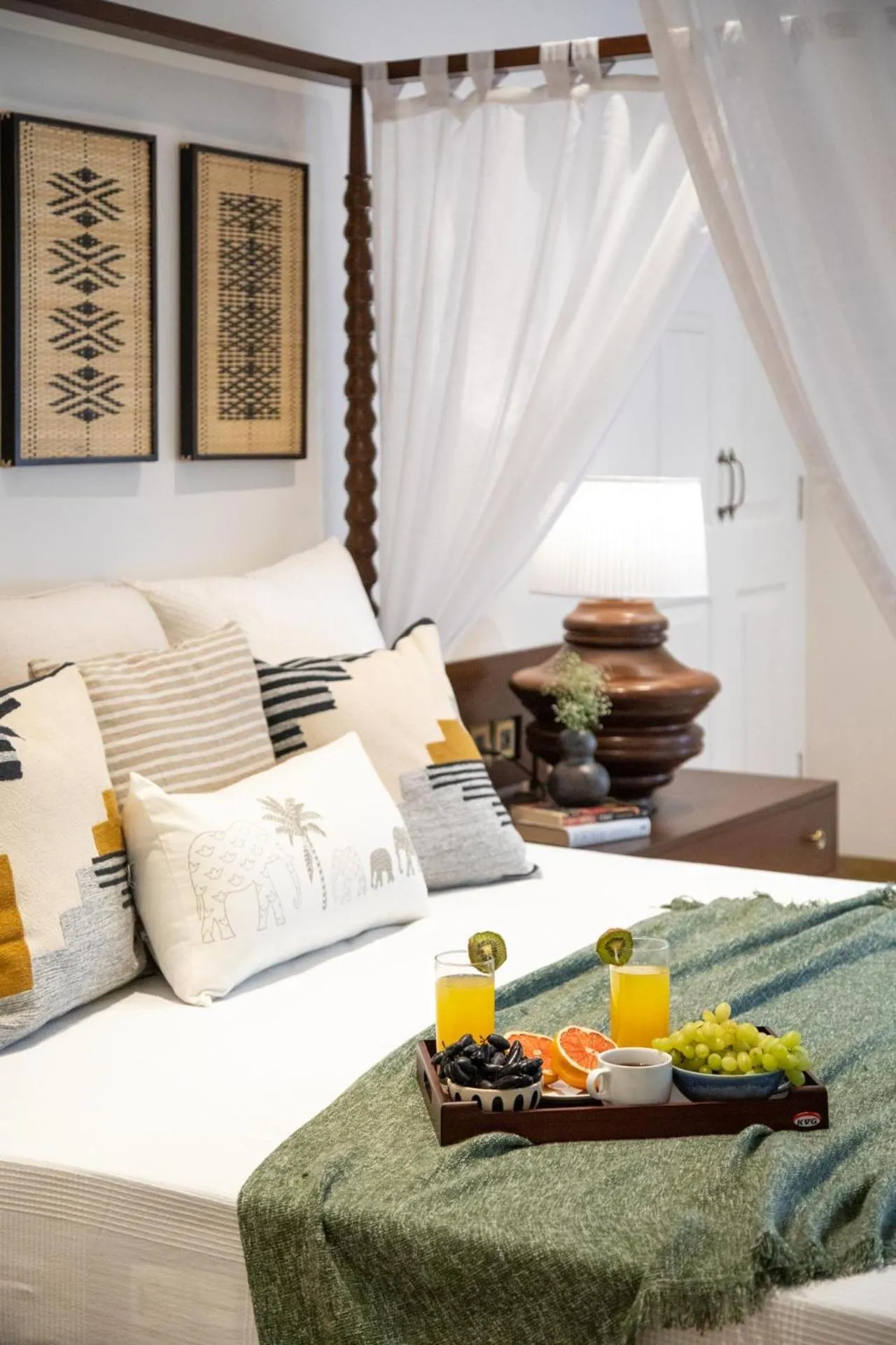 Living room, Bed in LohonoStays Colina Villa F