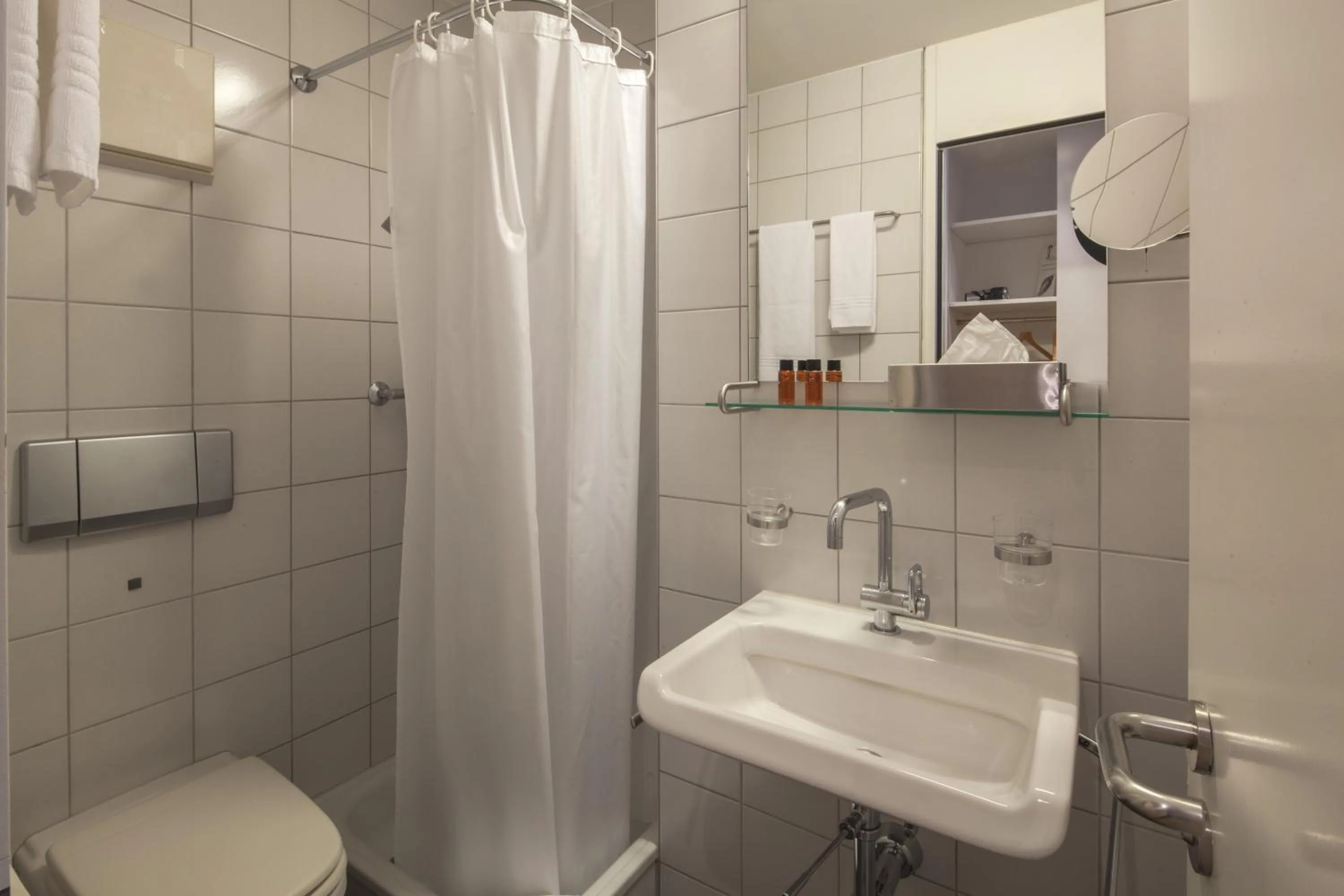 Shower in Baseltor Hotel & Restaurant