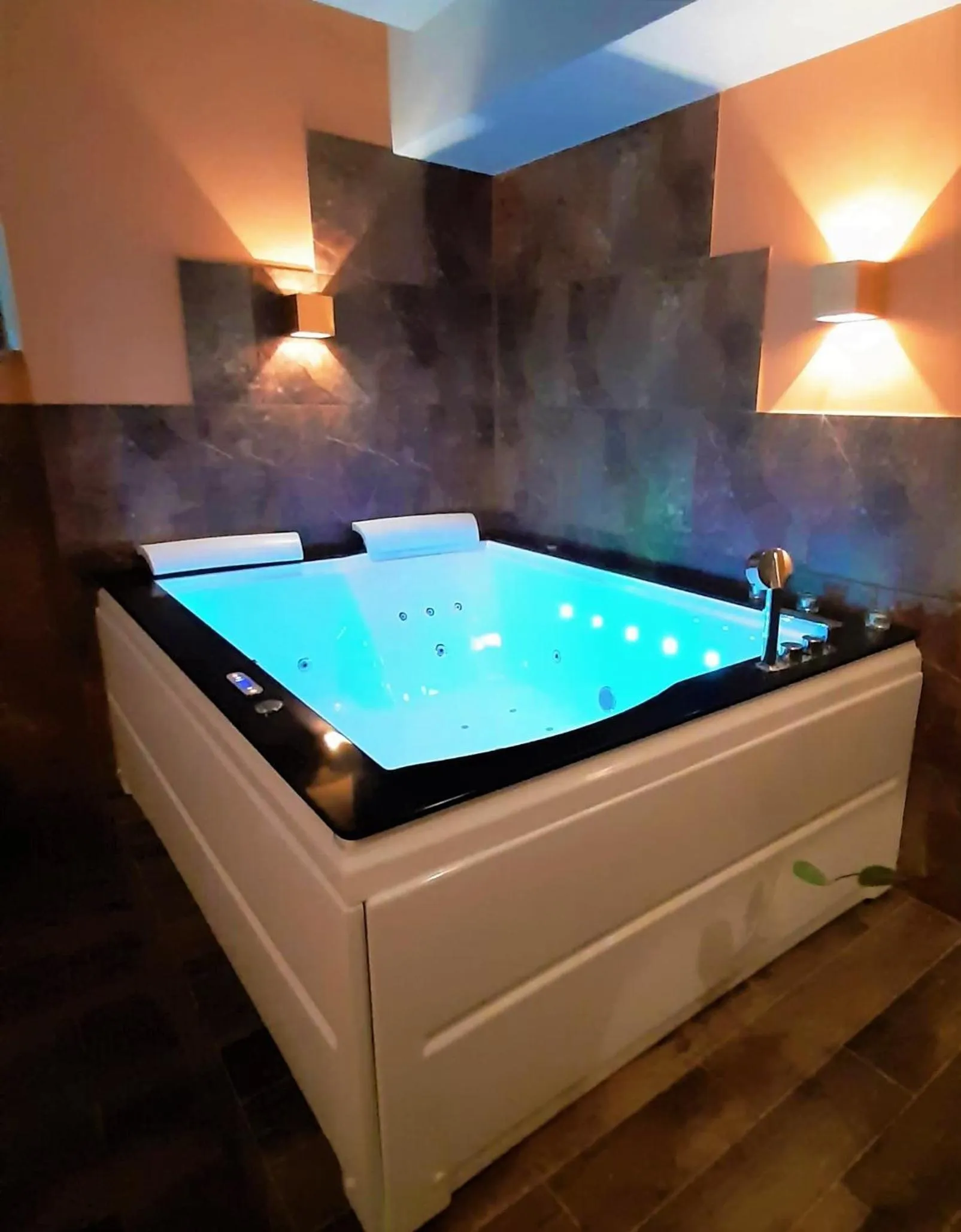 Hot Tub in Hotel SKAL Medi SPA & Resort