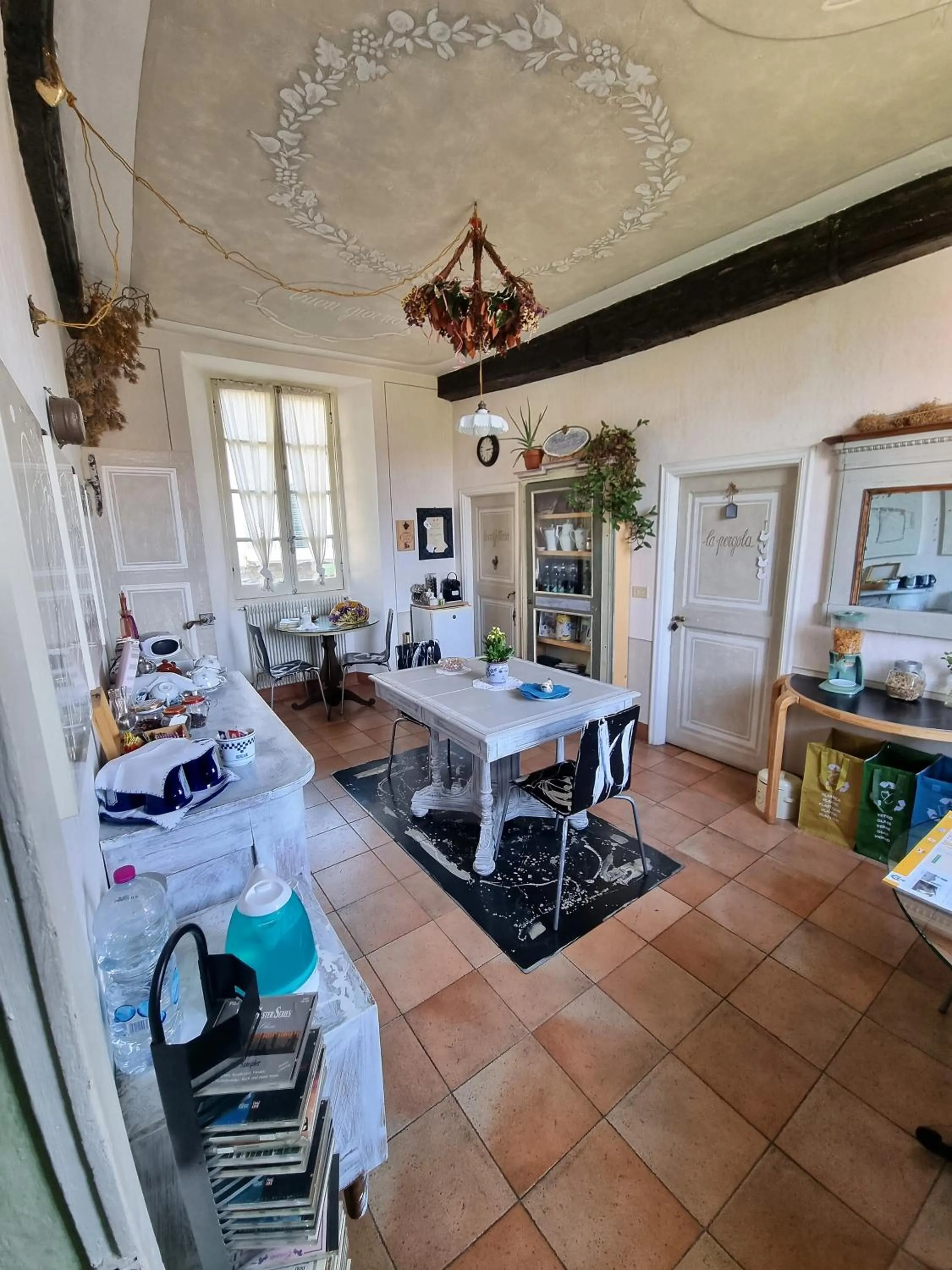 Communal lounge/ TV room, Bed in La Corte B&B