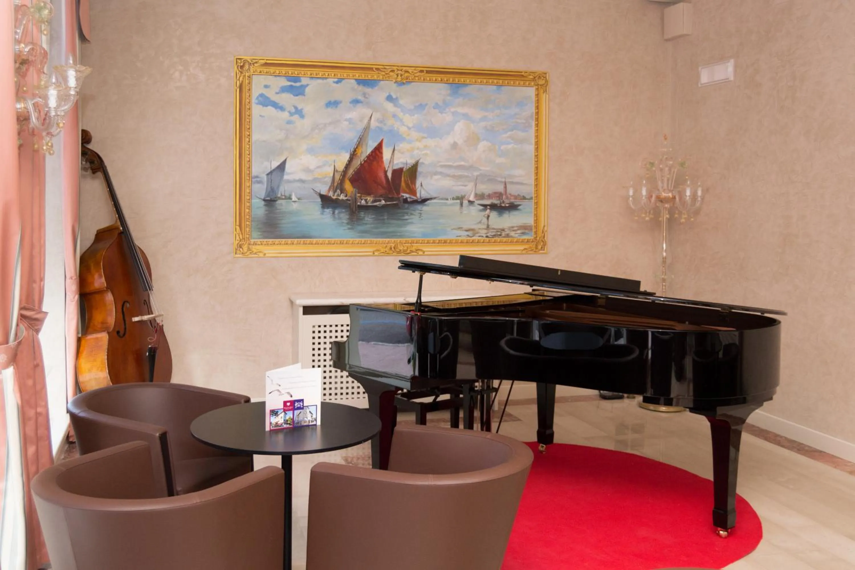 Communal lounge/ TV room in Hotel Villa Bernt