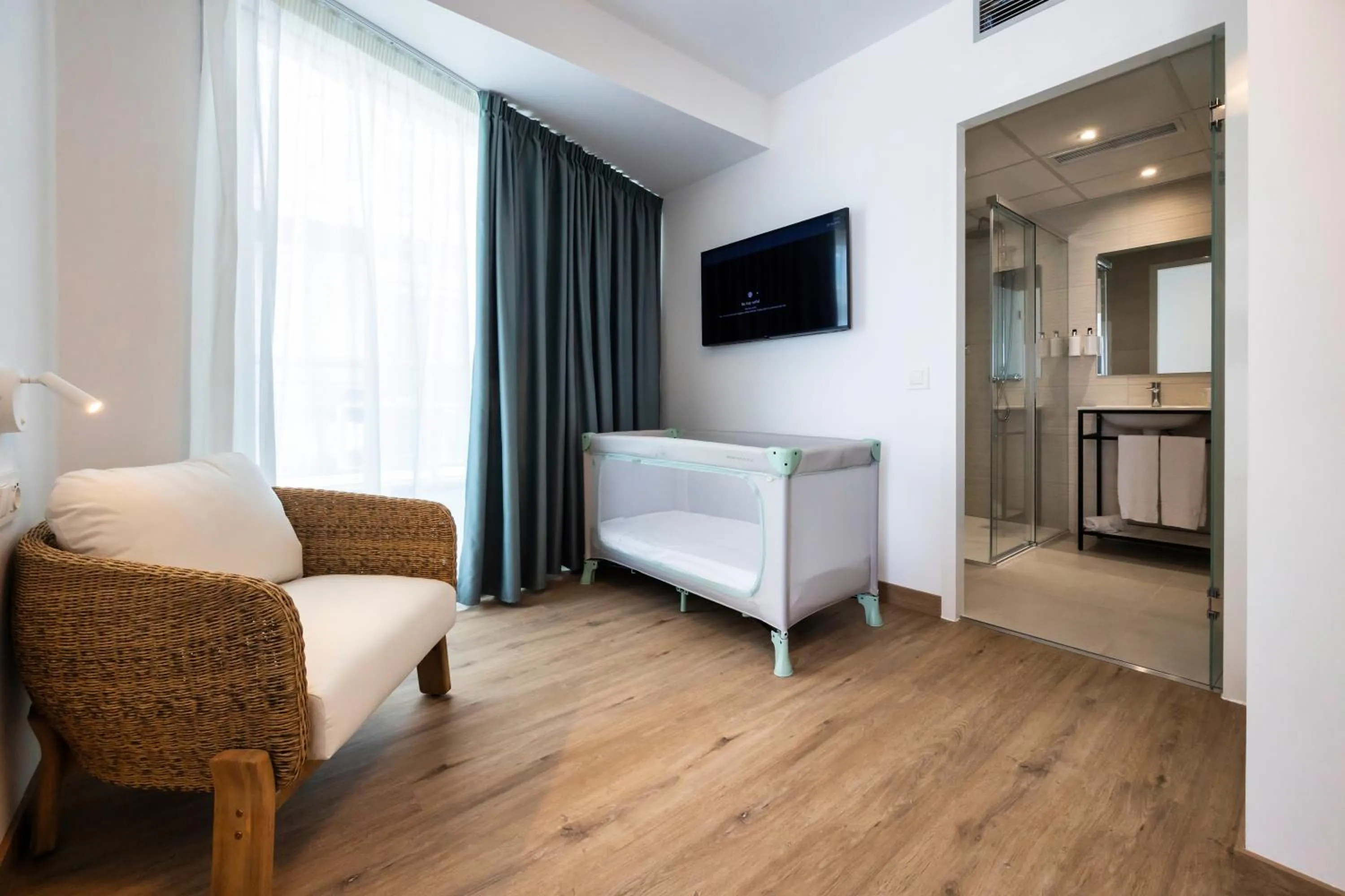 Bathroom, Bed in Hotel Calella by Beatriz Hoteles