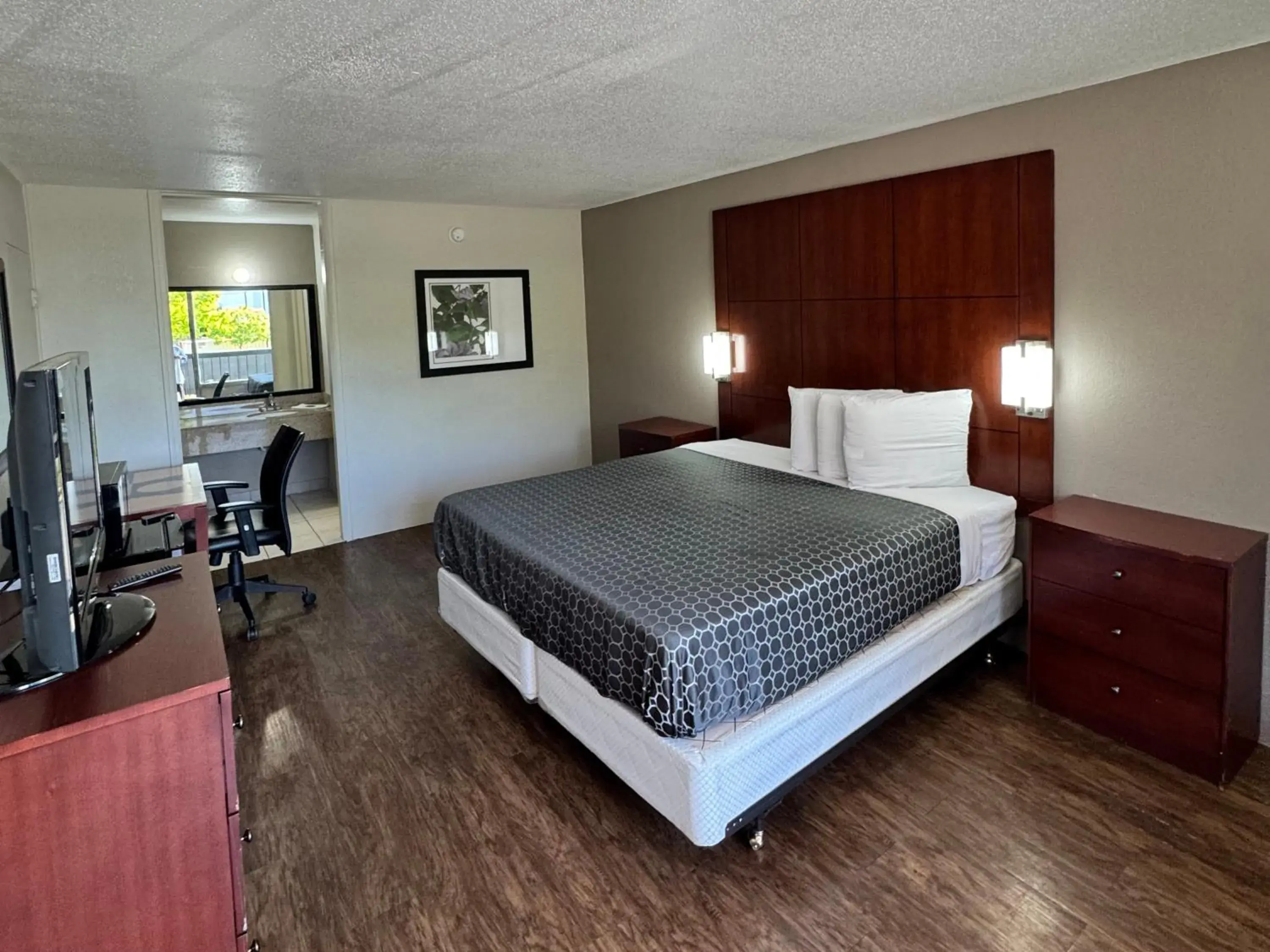 Deluxe King Bed Smoking in OYO Hotel Phenix City Deluxe King Bed Smoking in OYO Hotel Phenix City