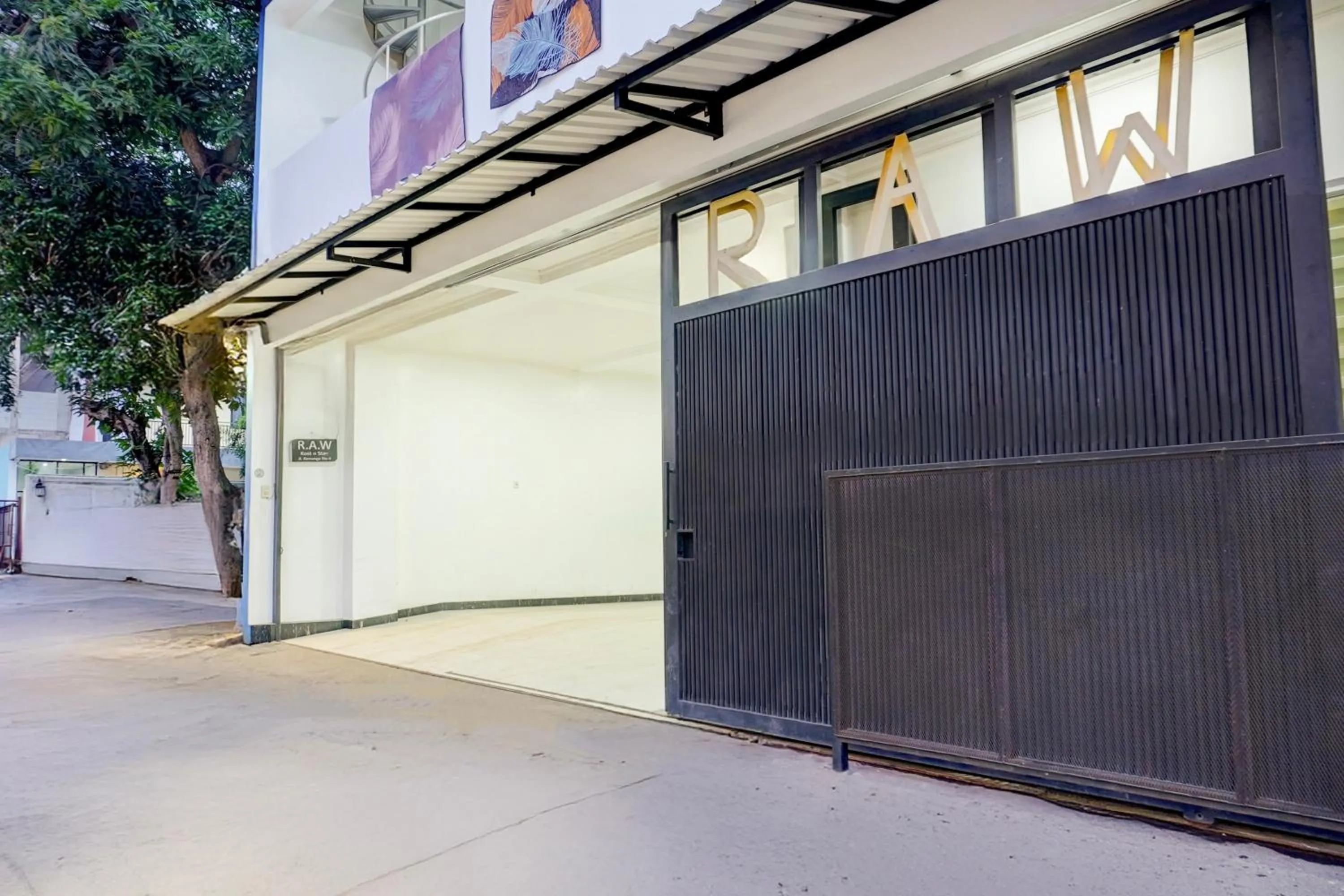 Facade/entrance in Hotel O Stasiun Cirebon Kejaksan Near Alun Alun Cirebon Formerly Family Homestay