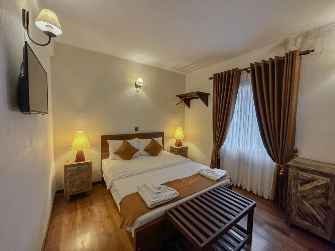 Bed in The Queensburry City Hotel