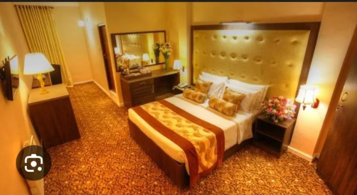 Bed in The Queensburry City Hotel