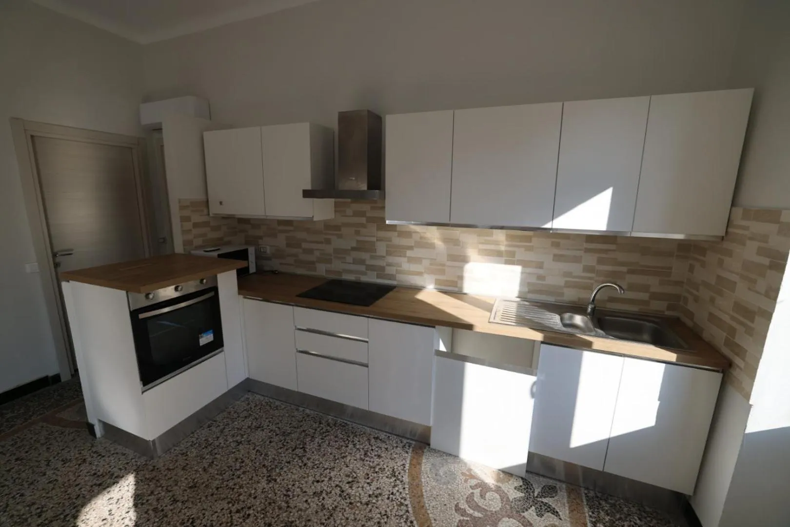 Kitchen or kitchenette in Hostel Bosmi Bed&Language Liguria