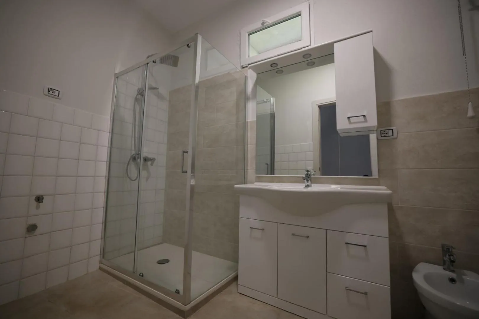 Shower in Hostel Bosmi Bed&Language Liguria