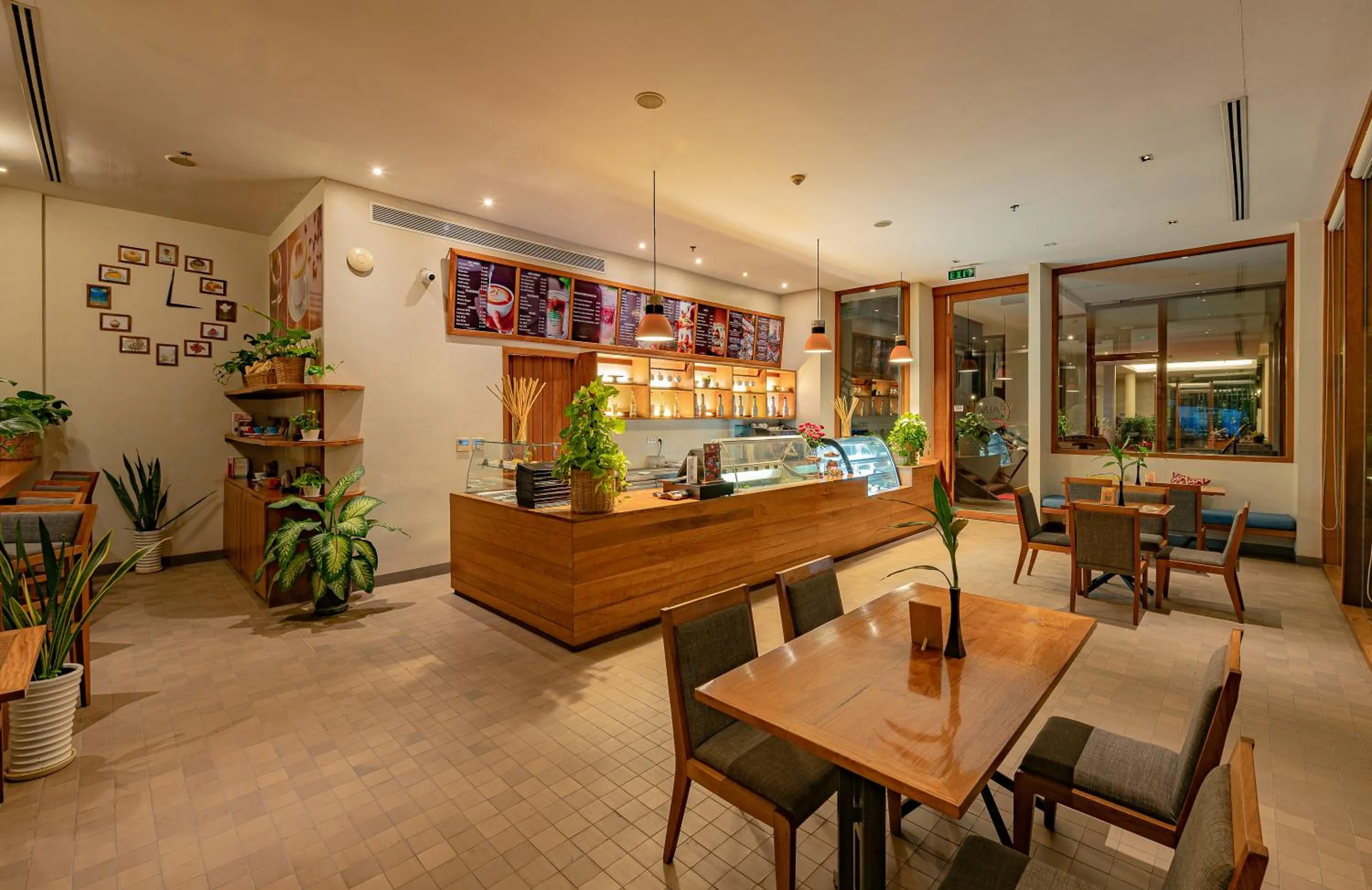 Restaurant/places to eat in Somadevi Residence