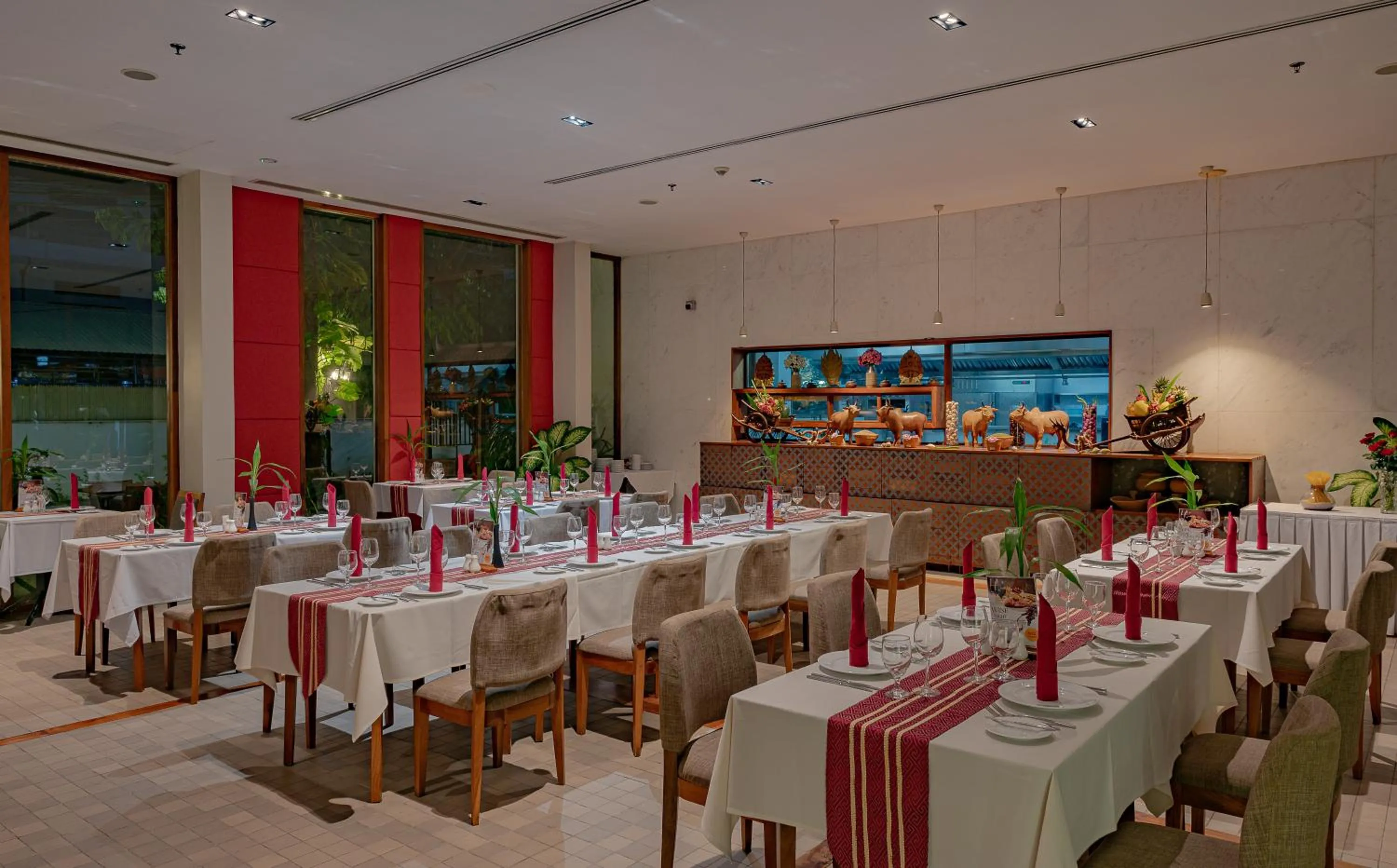 Restaurant/places to eat in Somadevi Residence