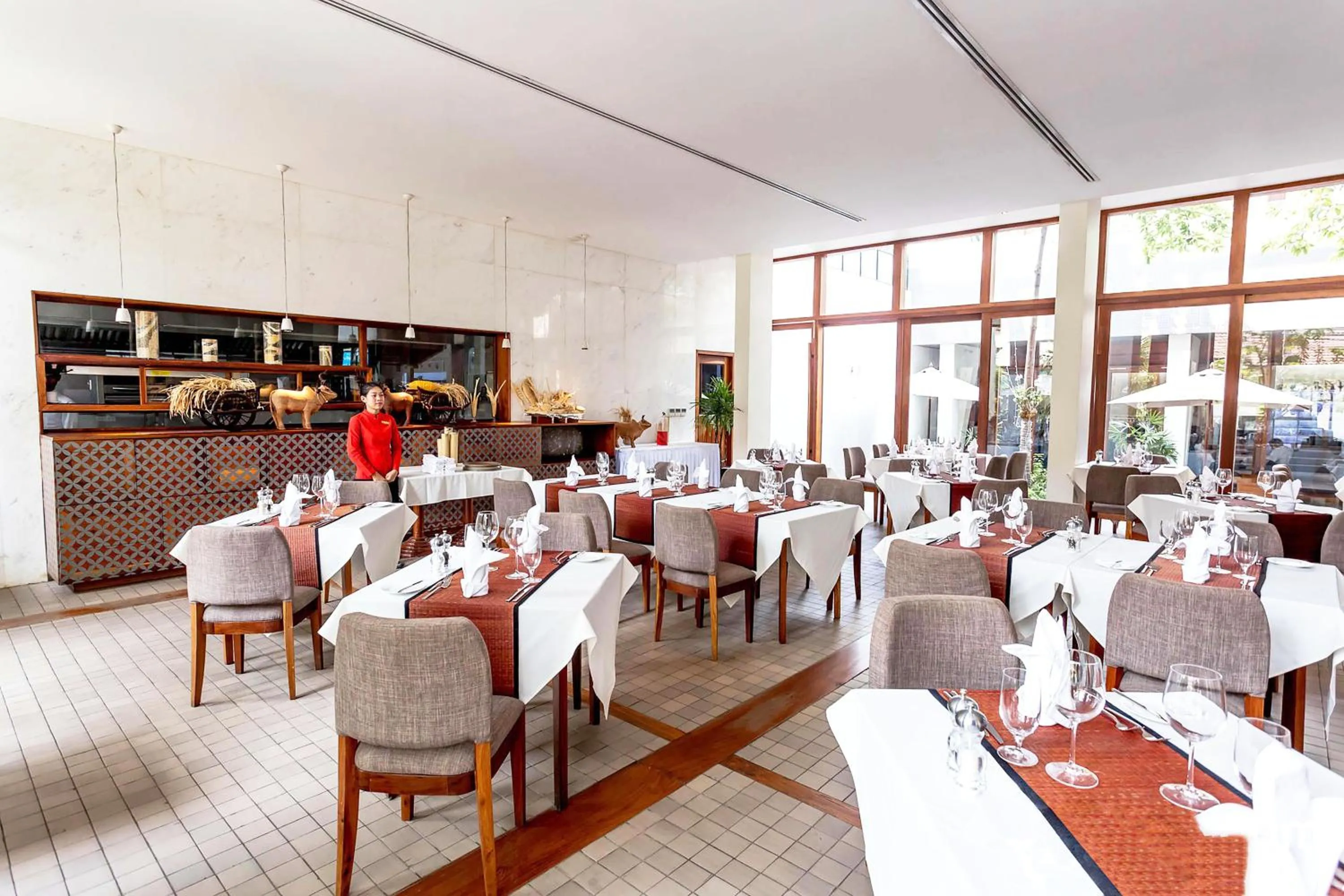 Restaurant/places to eat in Somadevi Residence