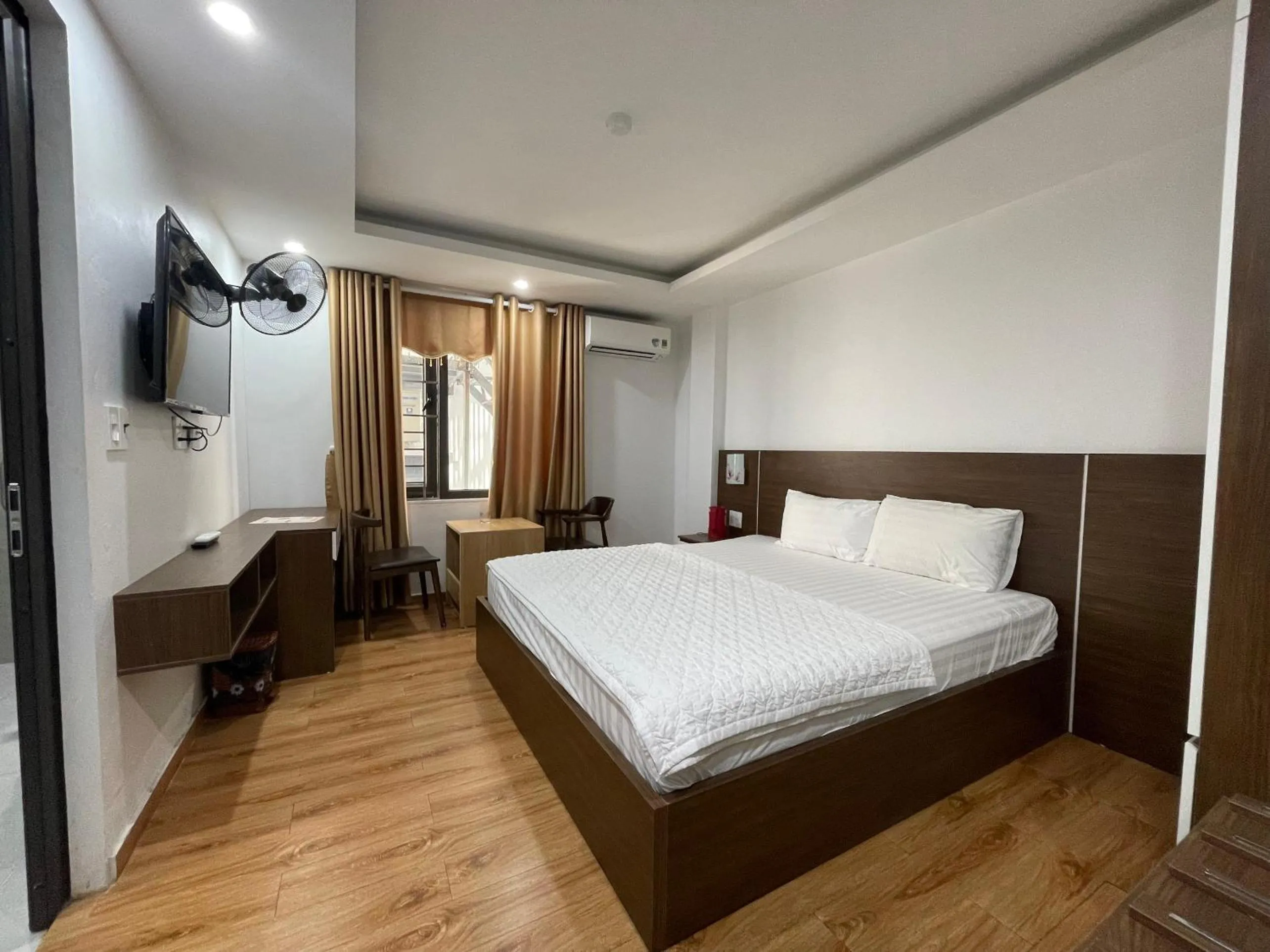 Property building, Bed in Noi Bai Airport Hotel