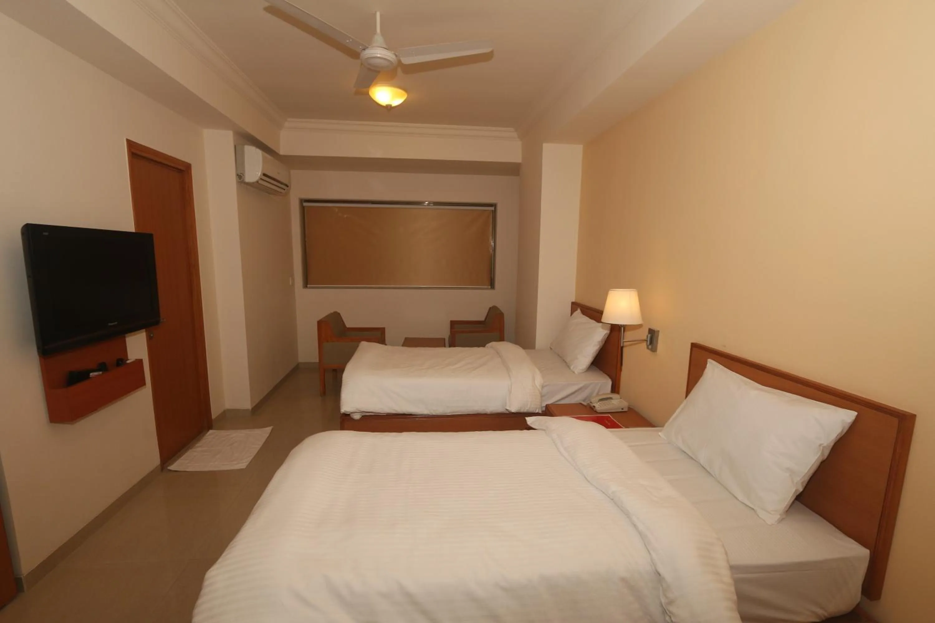 Bedroom, Bed in Ginger Thane