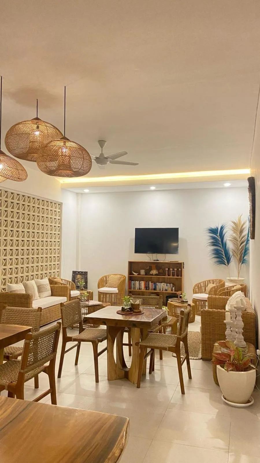 Communal lounge/ TV room in Santai Suites Nusa Dua-Adults Only