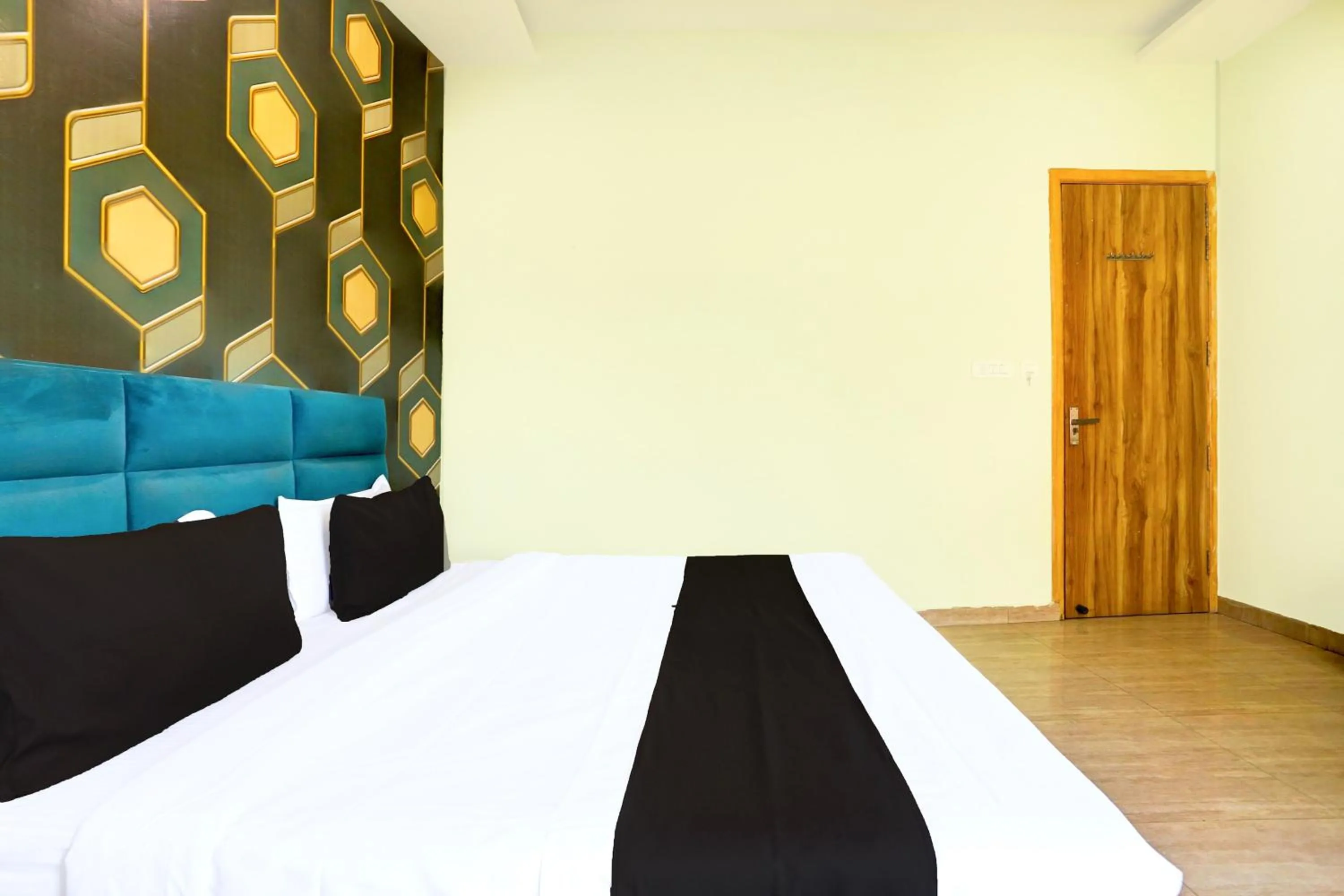 Bedroom in Hotel O by OYO Alpine Inn