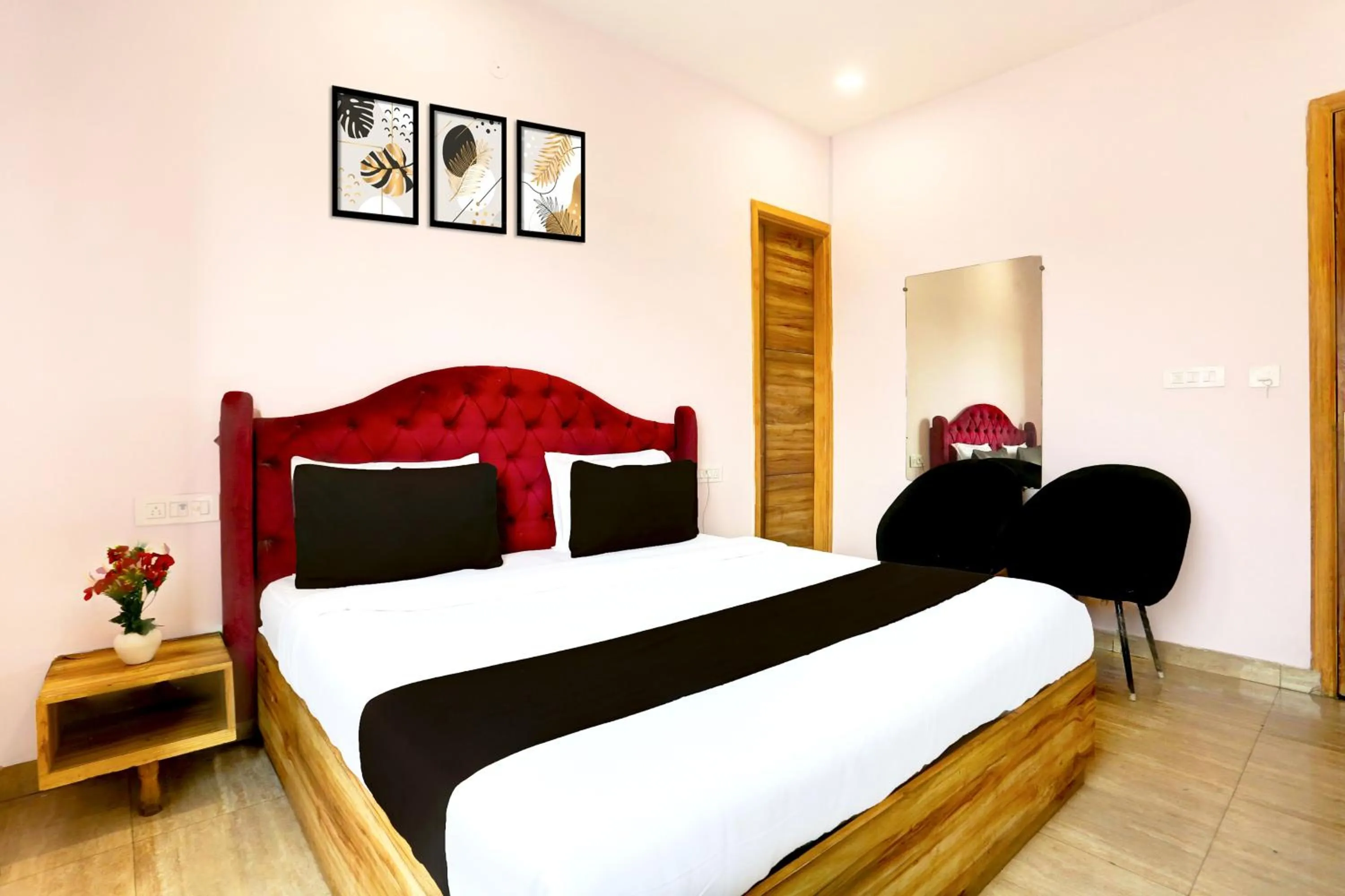 Bedroom in Hotel O by OYO Alpine Inn