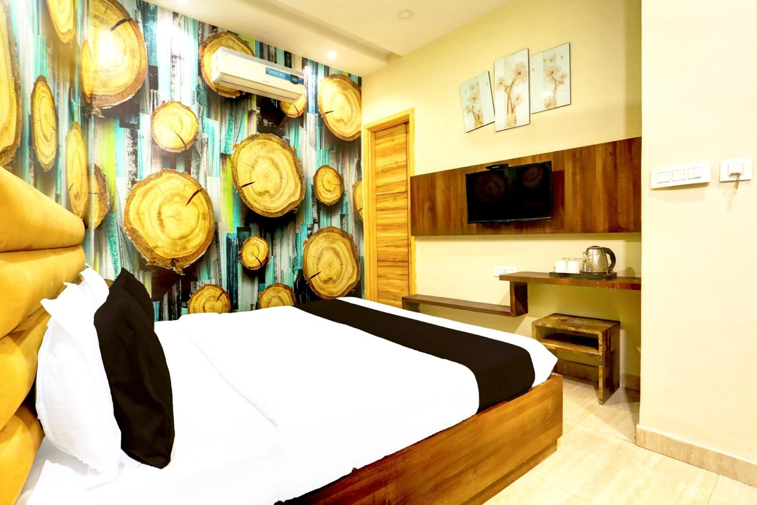 Bedroom in Hotel O by OYO Alpine Inn