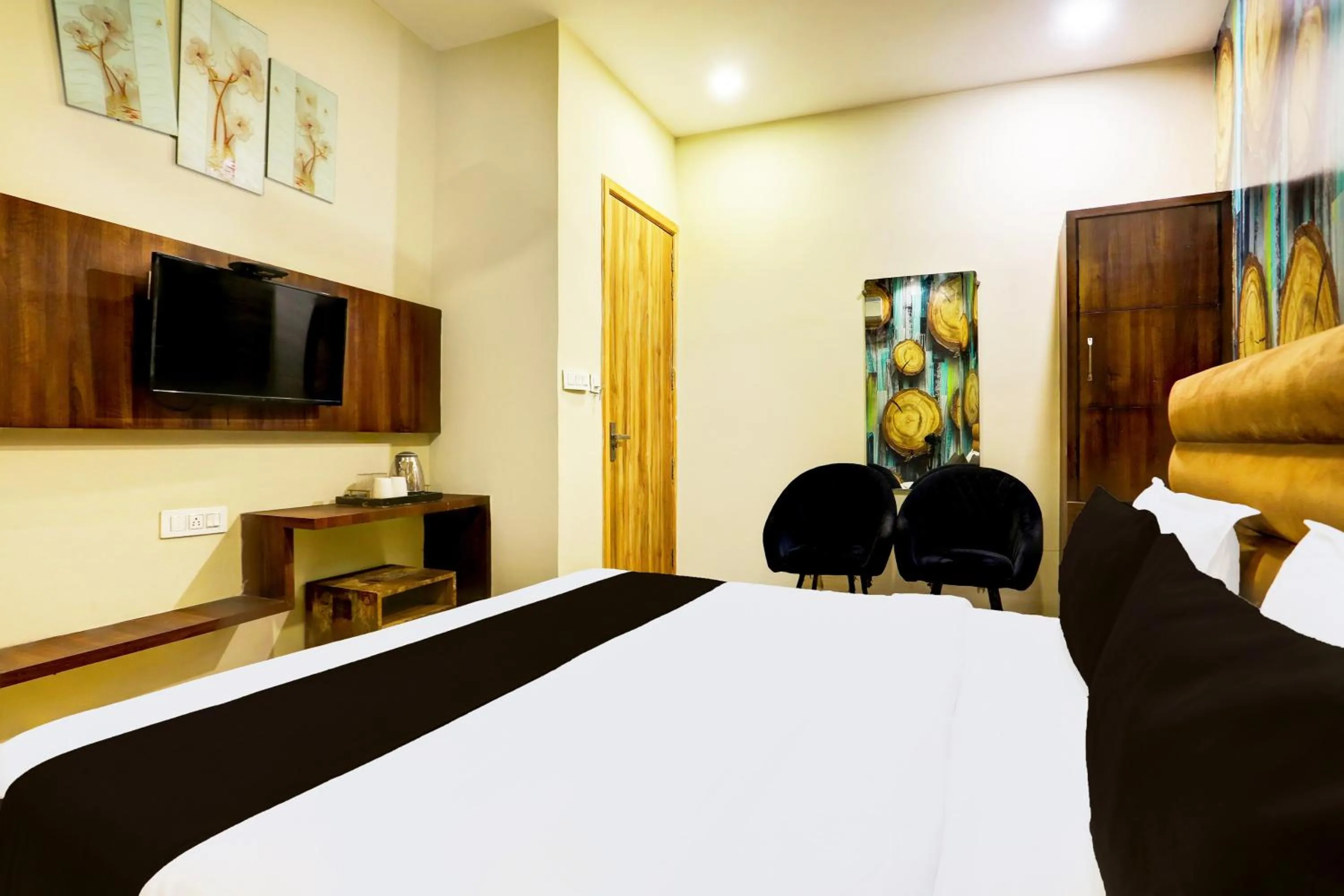 Bedroom in Hotel O by OYO Alpine Inn