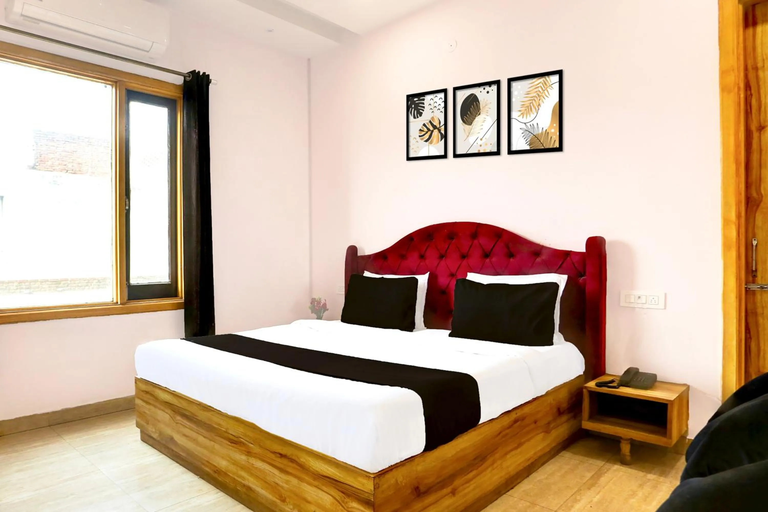 Bedroom in Hotel O by OYO Alpine Inn