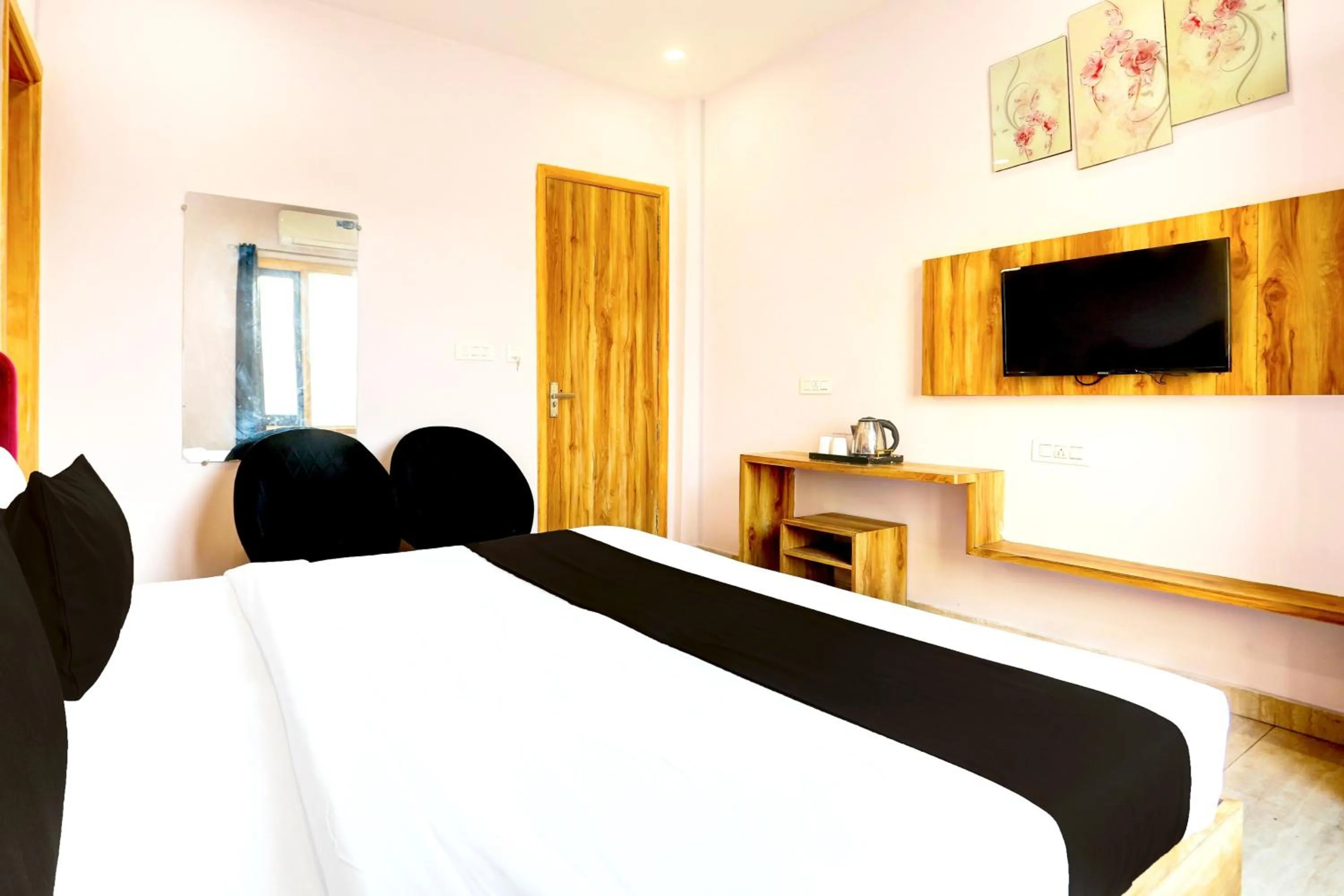 Bedroom in Hotel O by OYO Alpine Inn