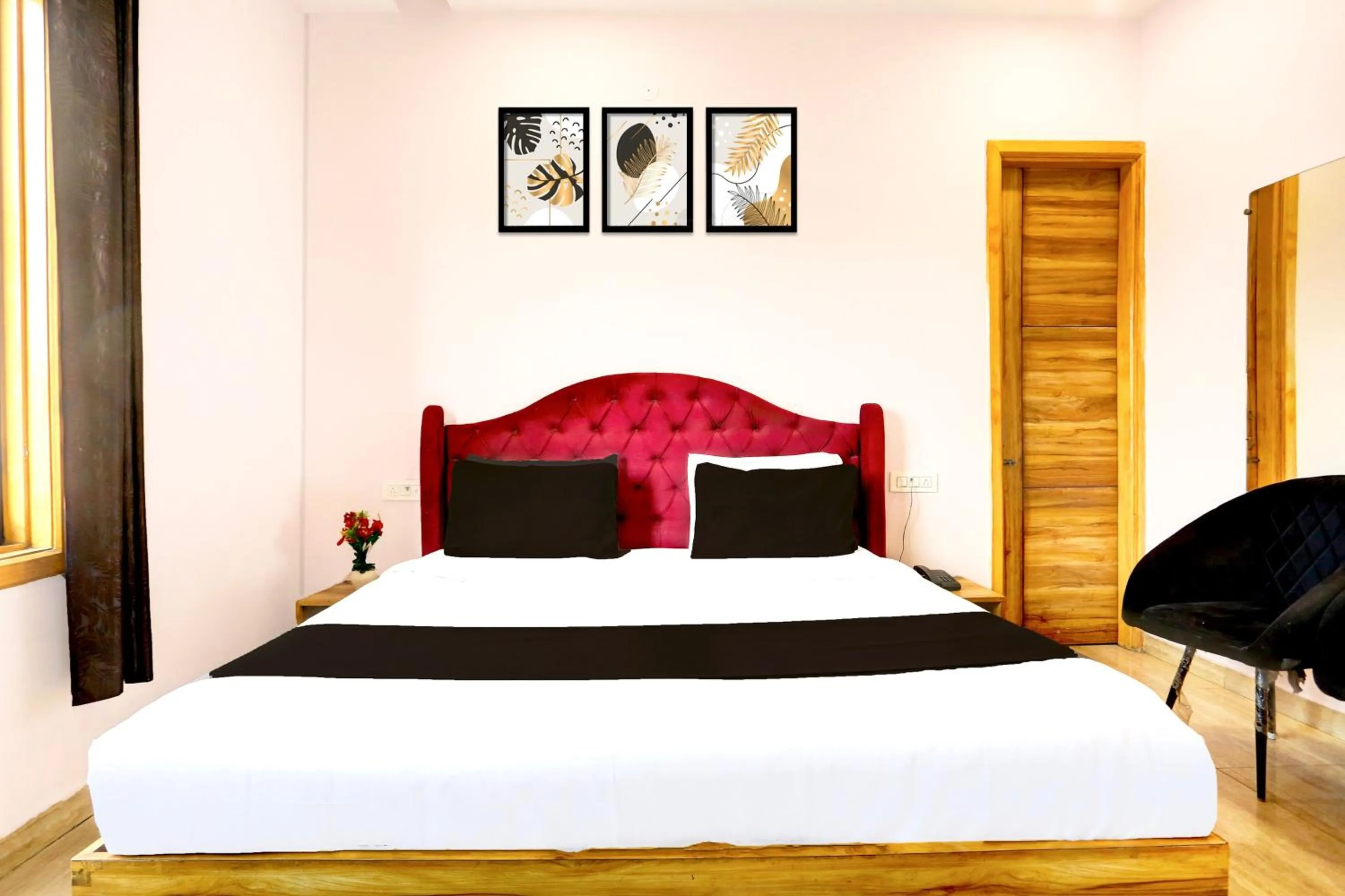 Bedroom in Hotel O by OYO Alpine Inn