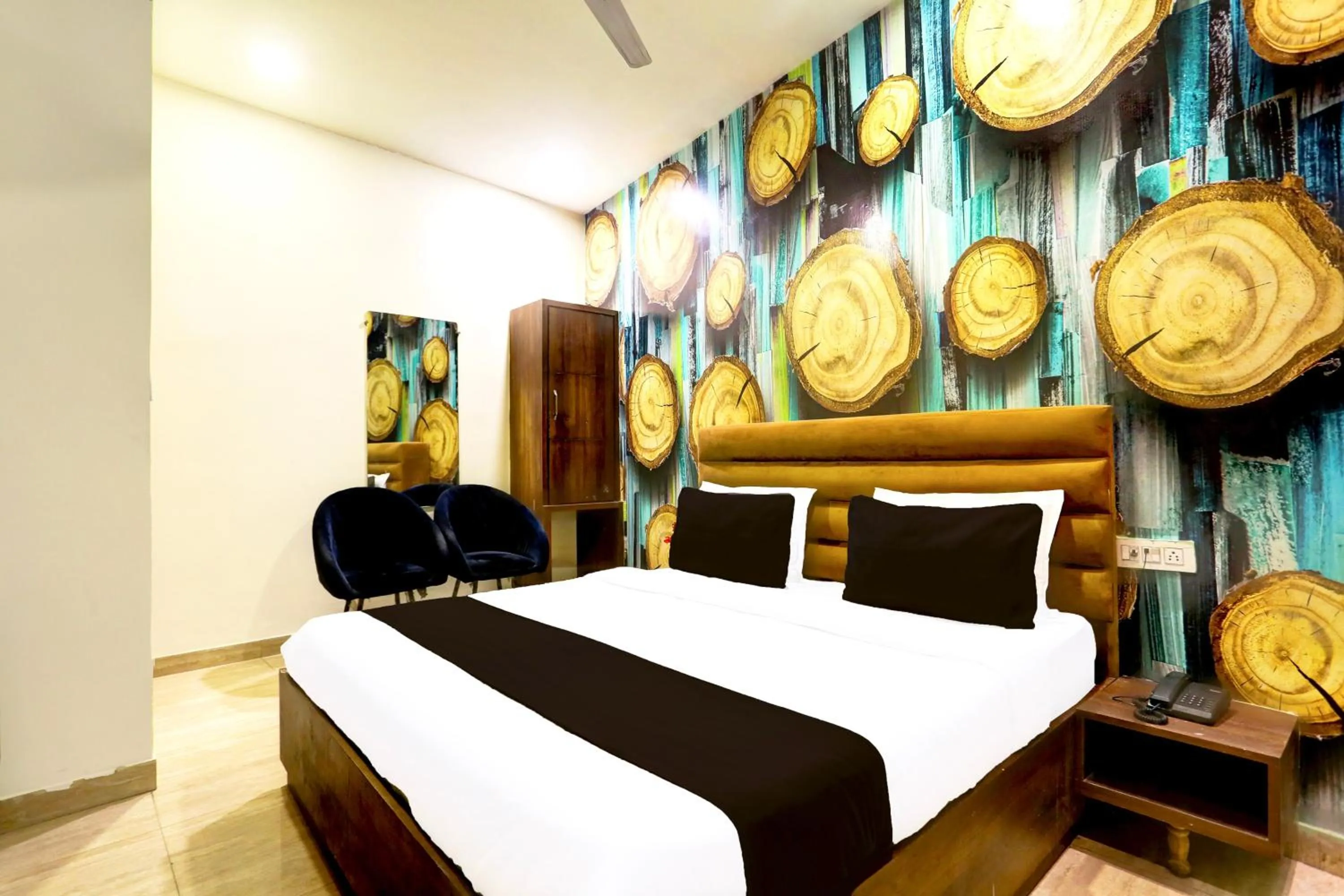 Bedroom in Hotel O by OYO Alpine Inn