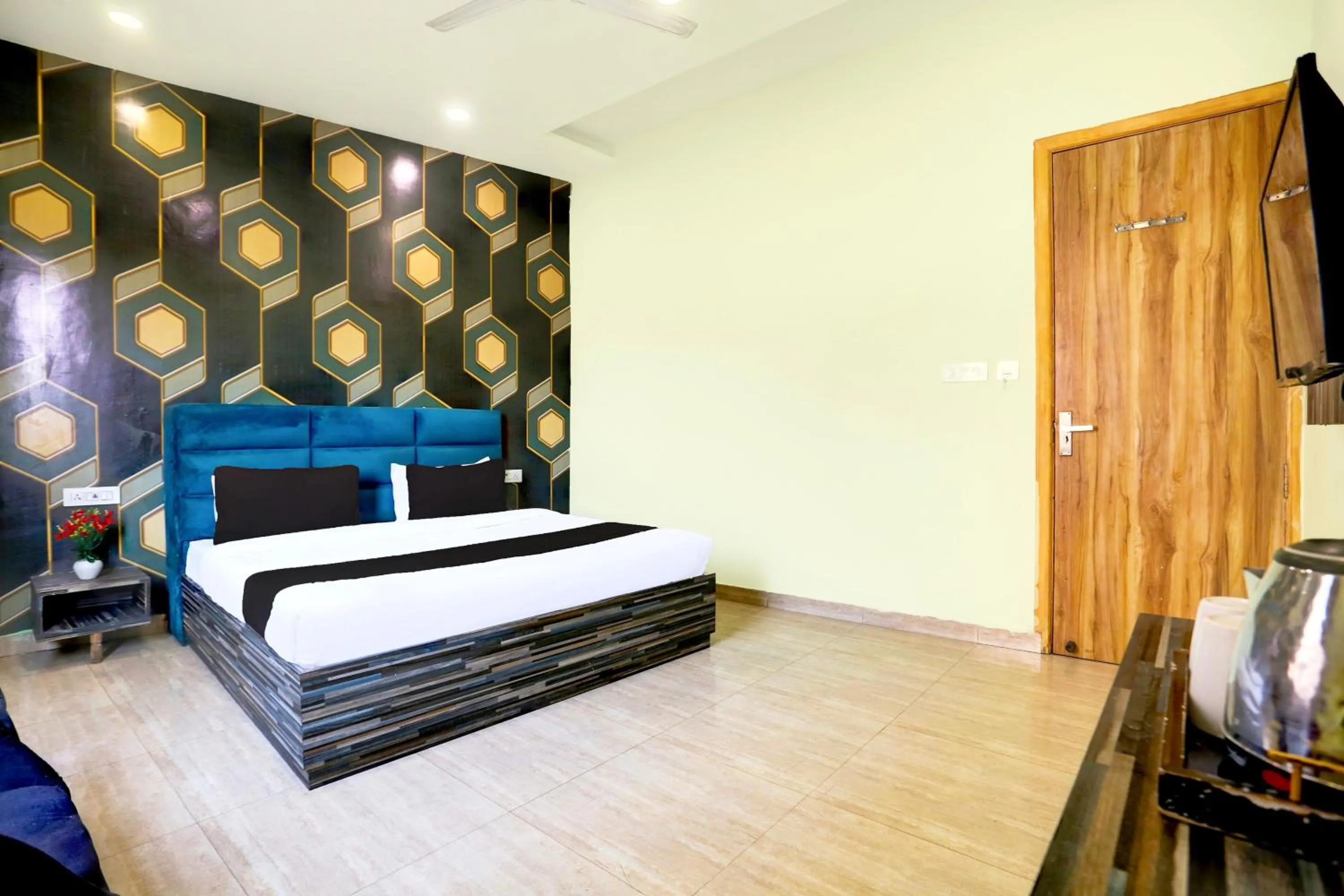 Bedroom in Hotel O by OYO Alpine Inn