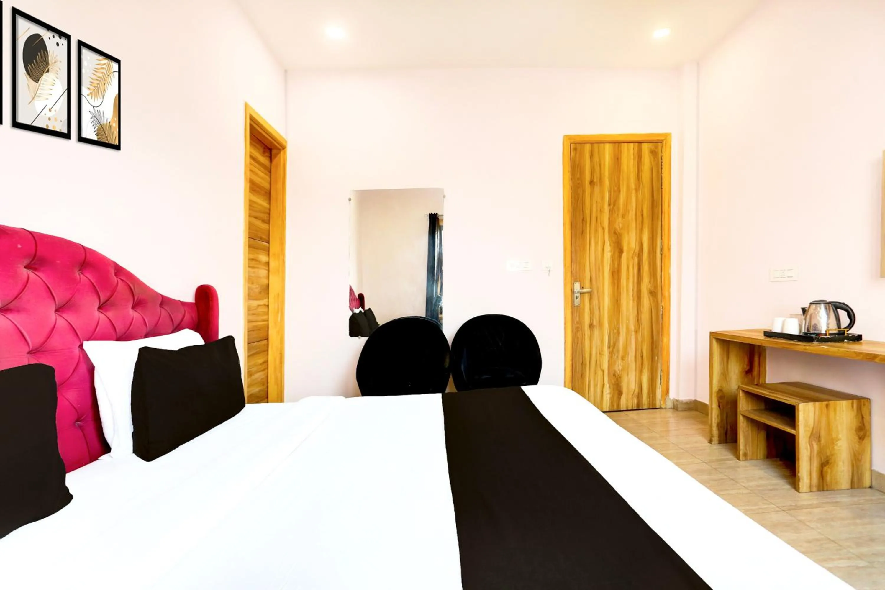 Bedroom in Hotel O by OYO Alpine Inn