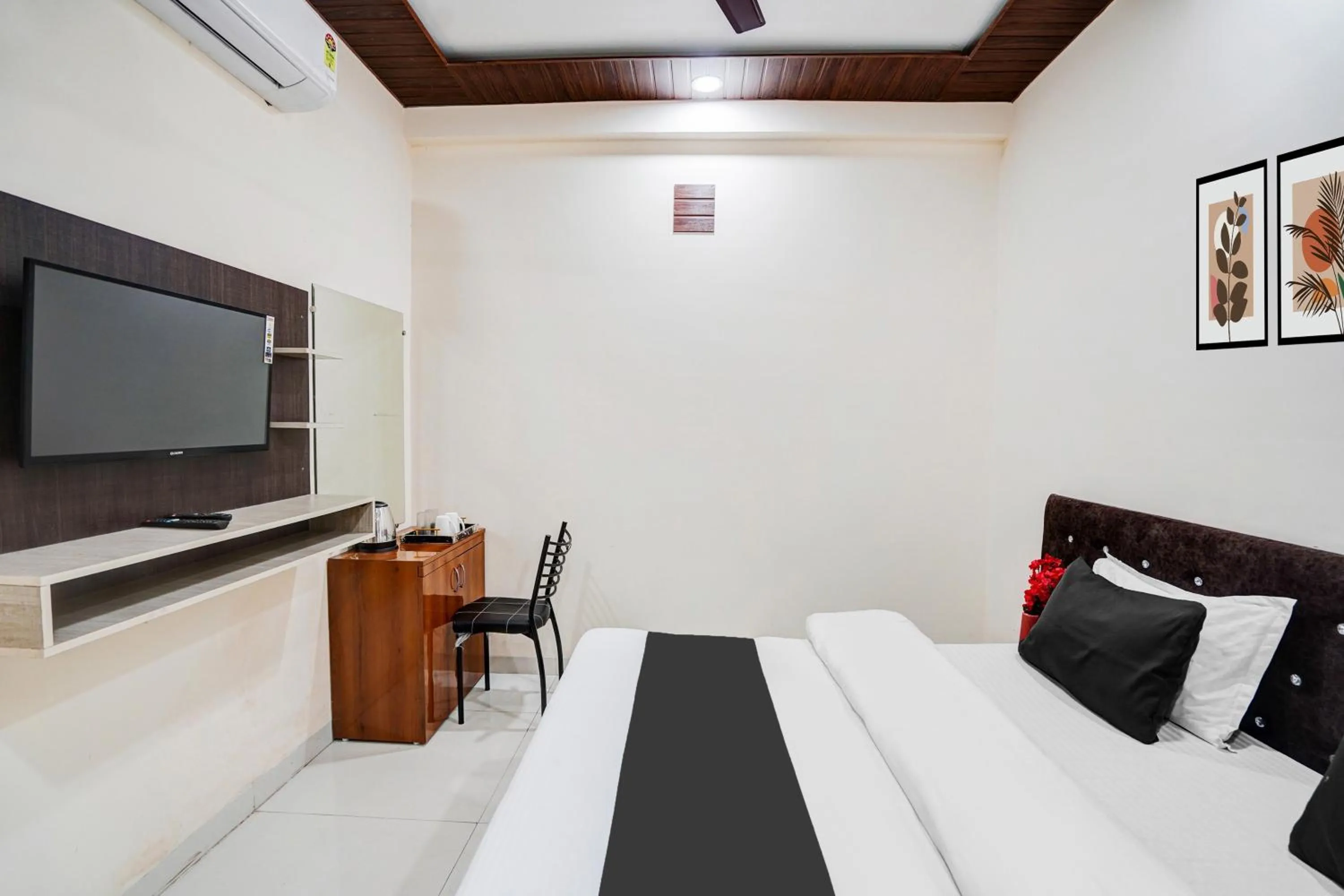 Bedroom, Bed in Hotel O Convention Centre Indore Formerly Madhur Shree