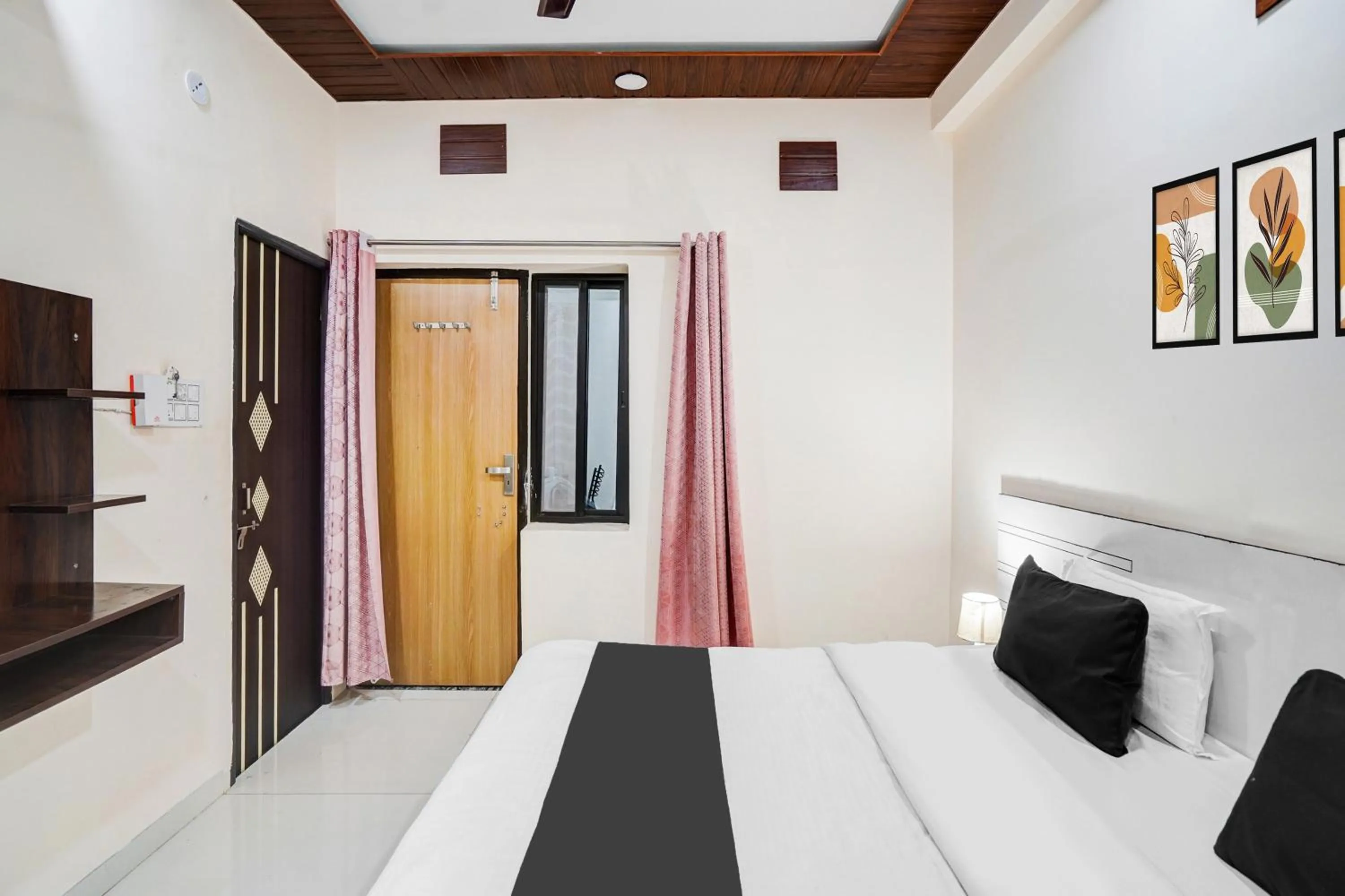 Bedroom, Bed in Hotel O Convention Centre Indore Formerly Madhur Shree