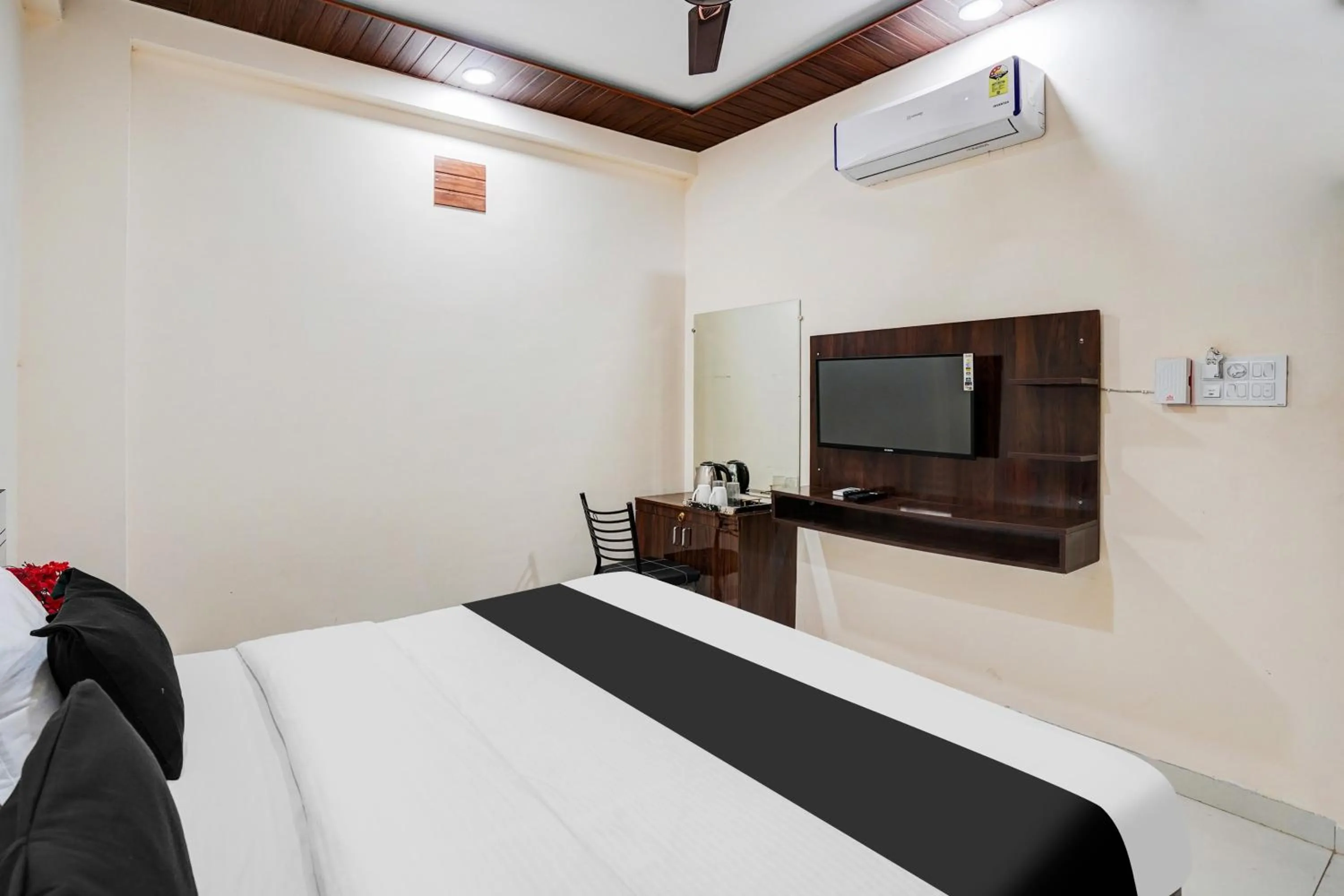 Bedroom, Bed in Hotel O Convention Centre Indore Formerly Madhur Shree