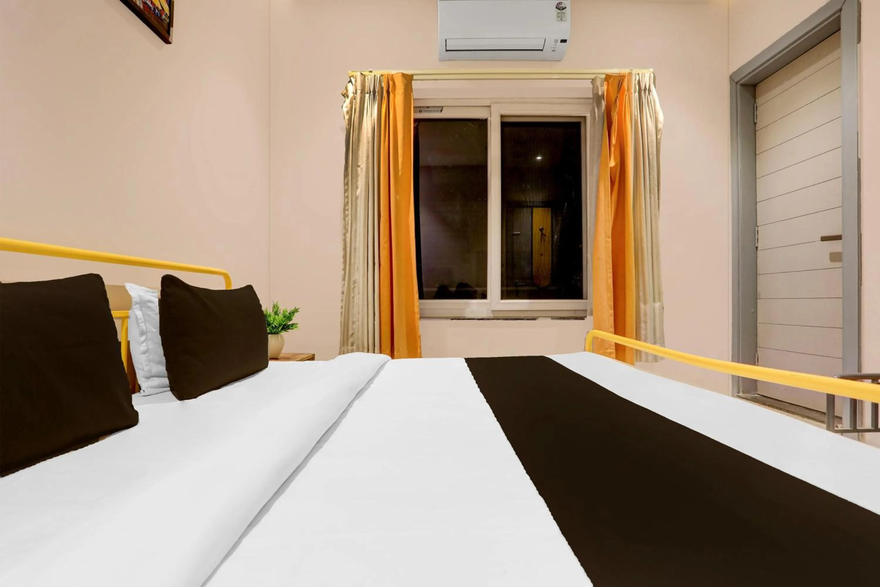 Bedroom, Bed in Super Townhouse Vaishali Nagar Jaipur Formerly Pentagon Boutique Hotel