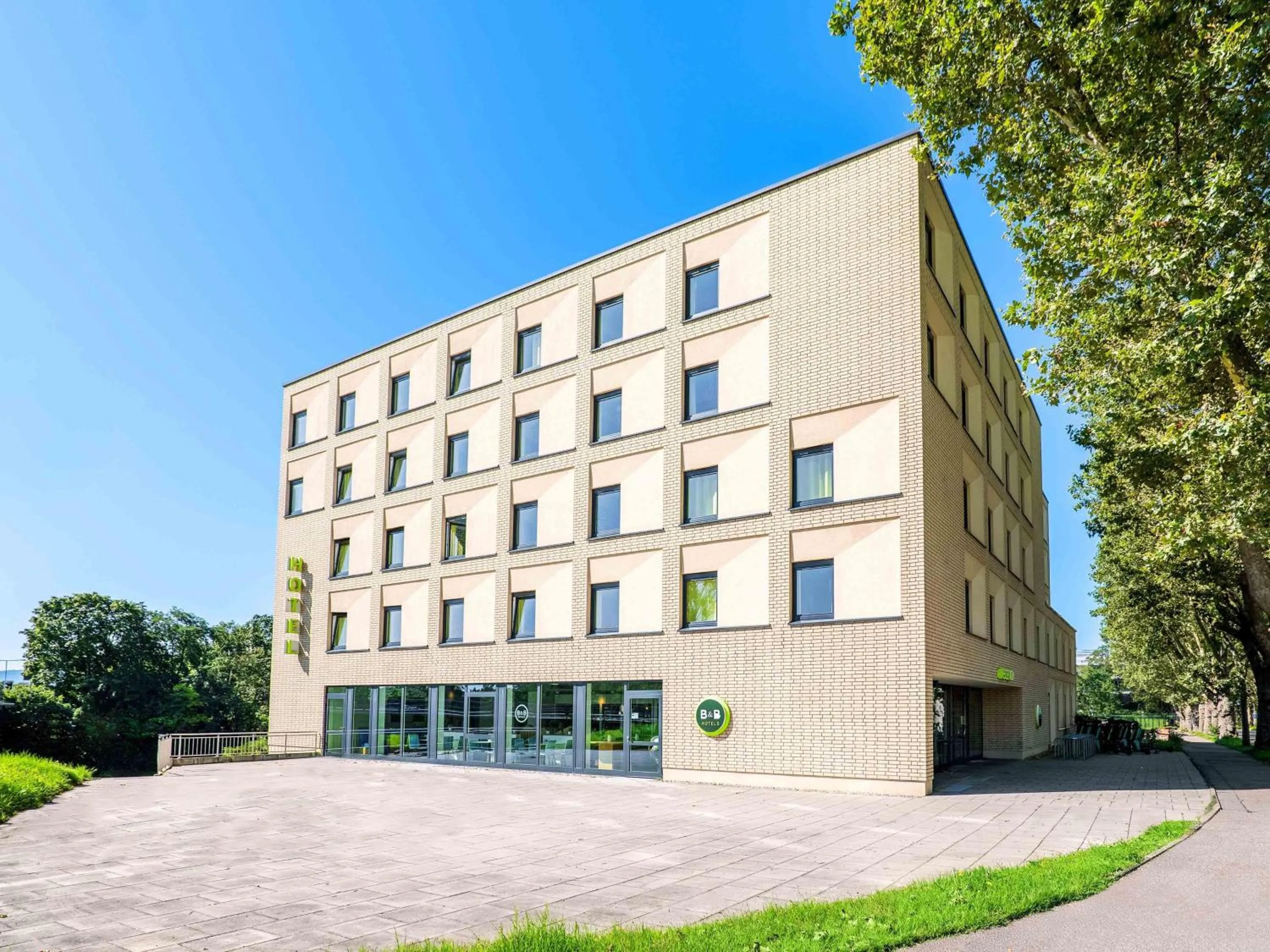 Property building in B&B Hotel Karlsruhe