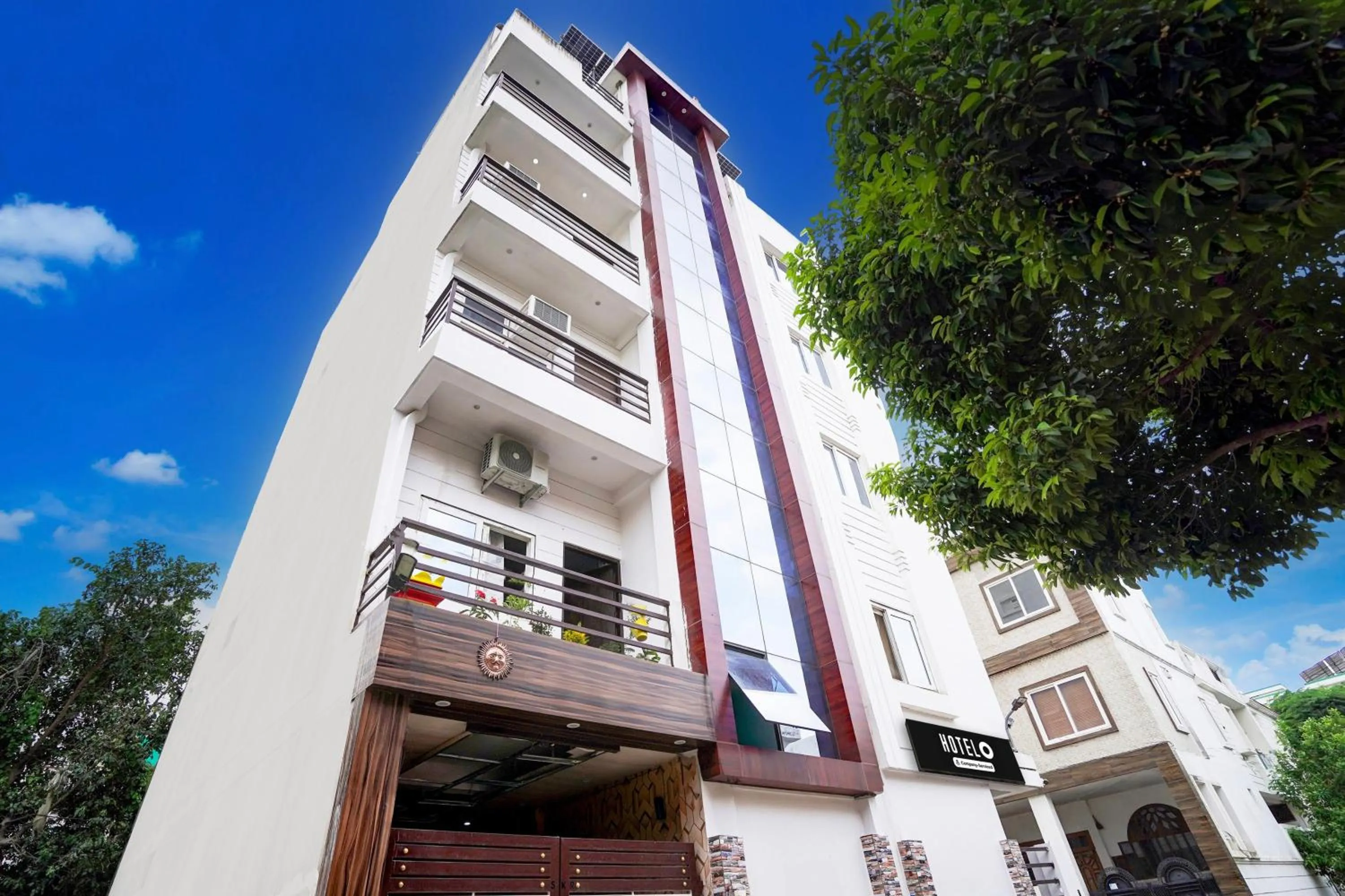 Facade/entrance in Super Hotel O BLW Kakarmatta Near Banaras Junction