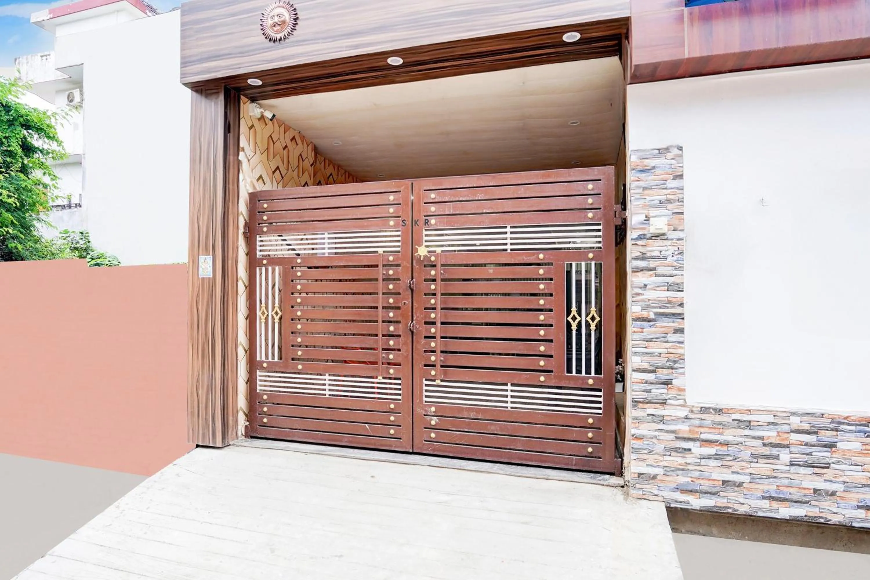 Facade/entrance in Super Hotel O BLW Kakarmatta Near Banaras Junction