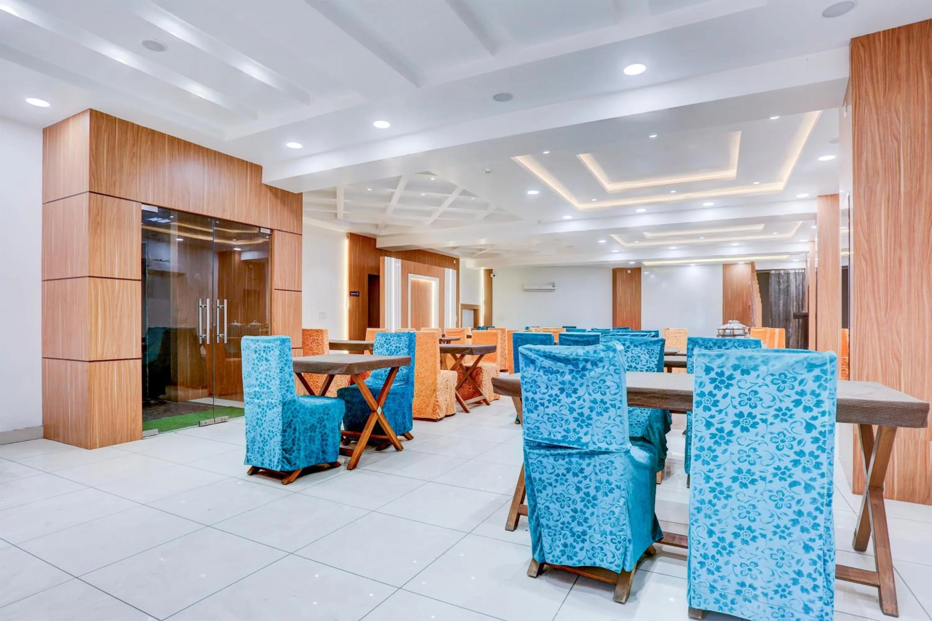 Restaurant/places to eat in Super Townhouse Model Town Rohtak Formerly Hotel Tathastu