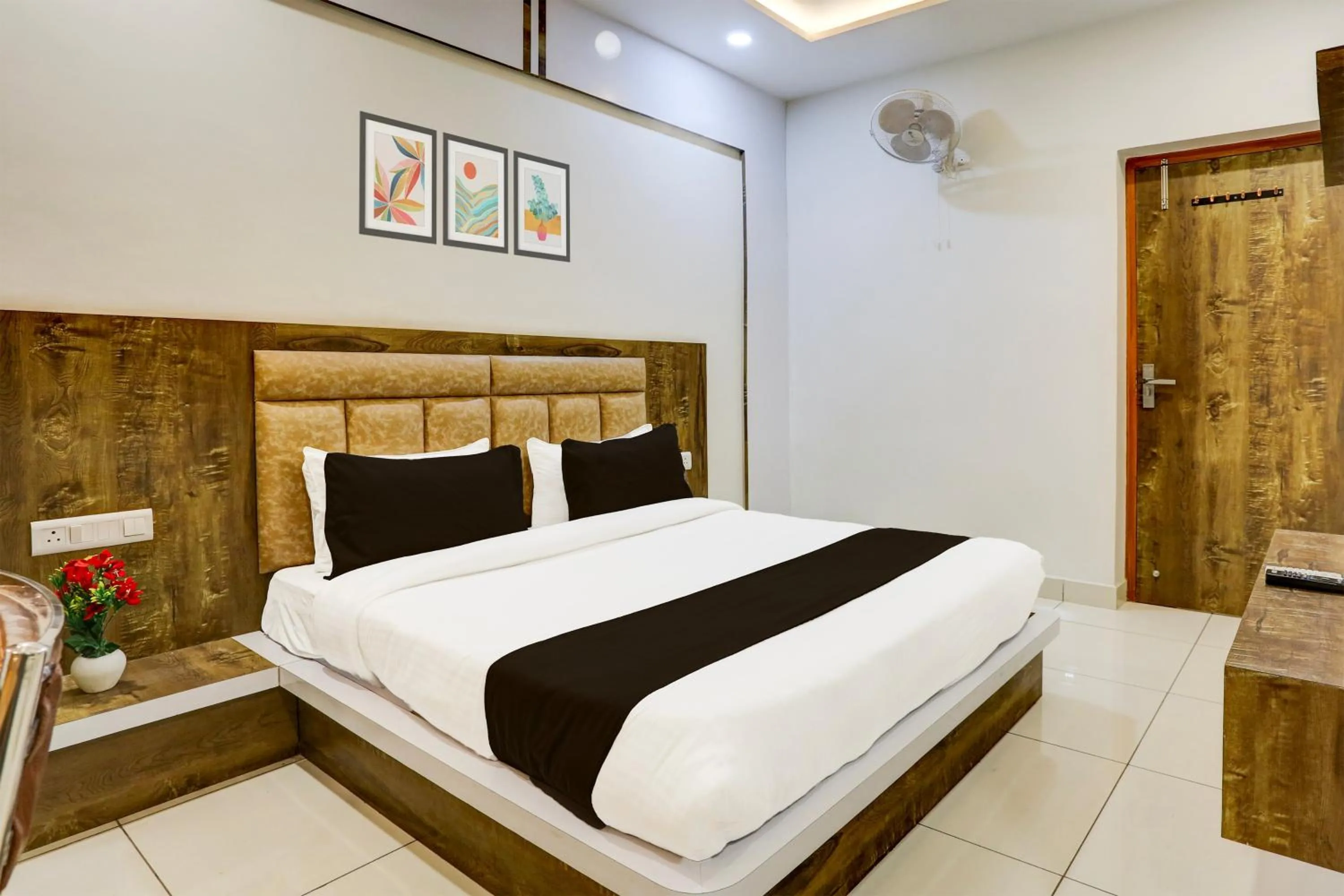Bedroom, Bed in Super Townhouse Model Town Rohtak Formerly Hotel Tathastu