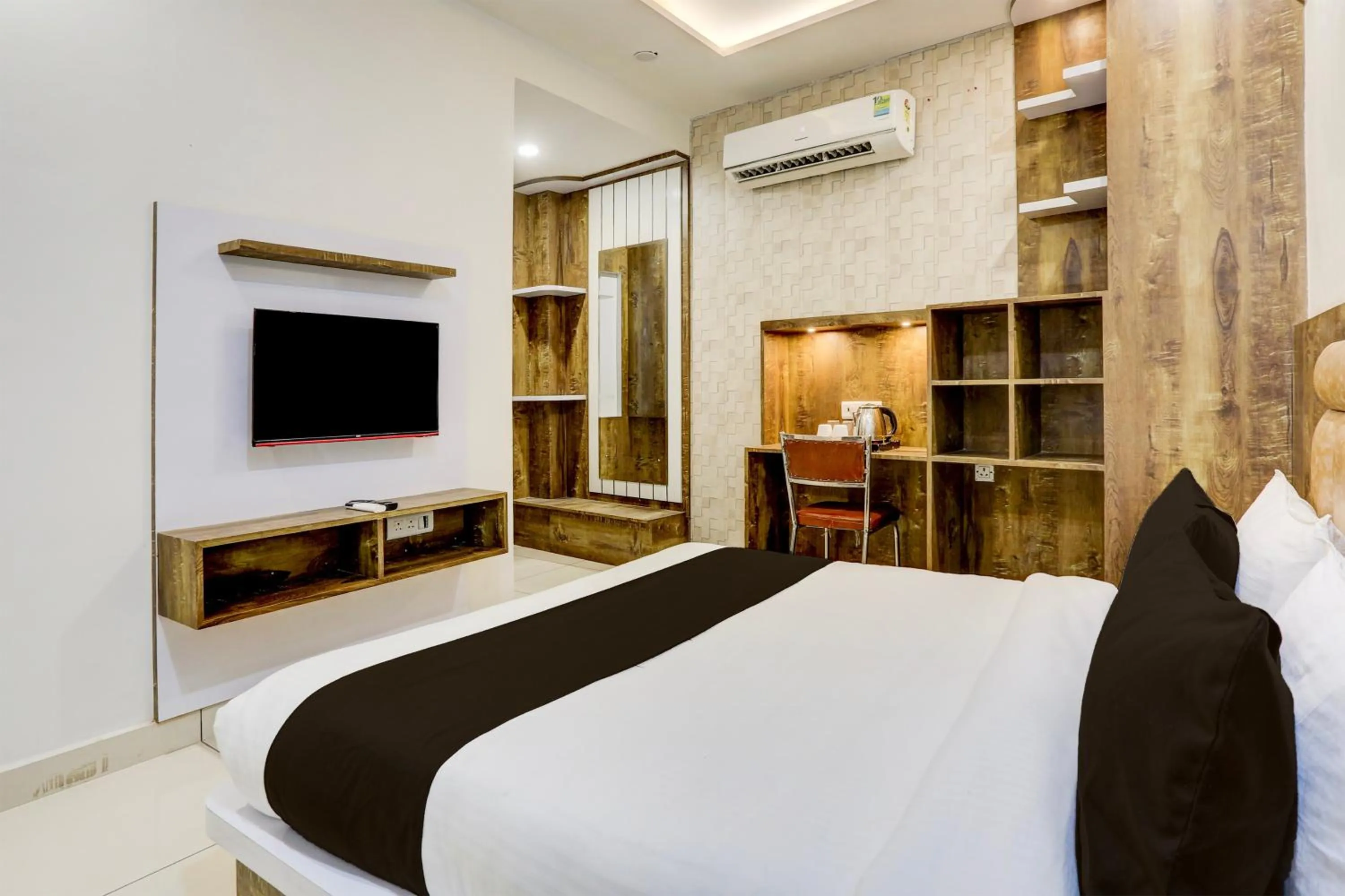 Bedroom, Bed in Super Townhouse Model Town Rohtak Formerly Hotel Tathastu