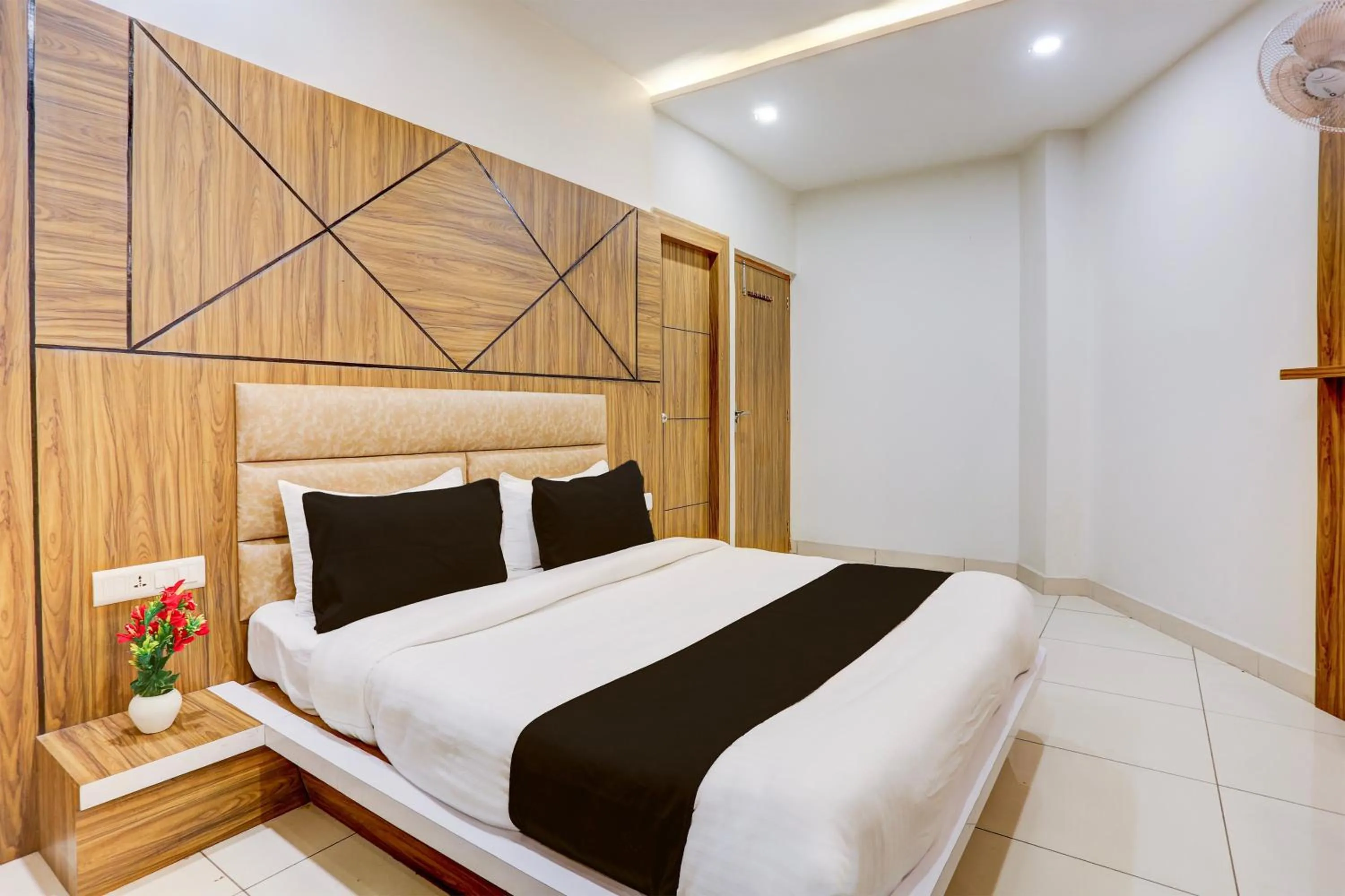 Bedroom, Bed in Super Townhouse Model Town Rohtak Formerly Hotel Tathastu