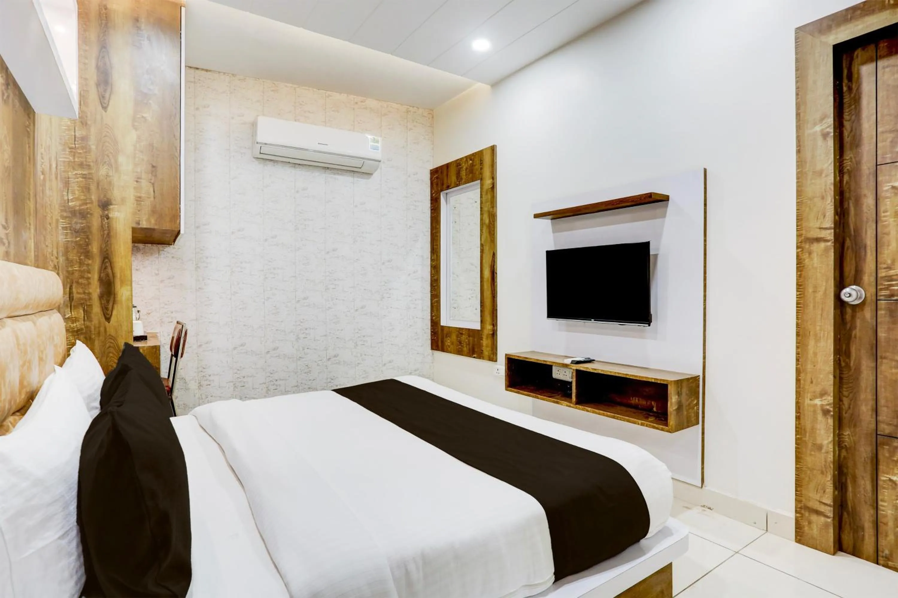 Bedroom, Bed in Super Townhouse Model Town Rohtak Formerly Hotel Tathastu