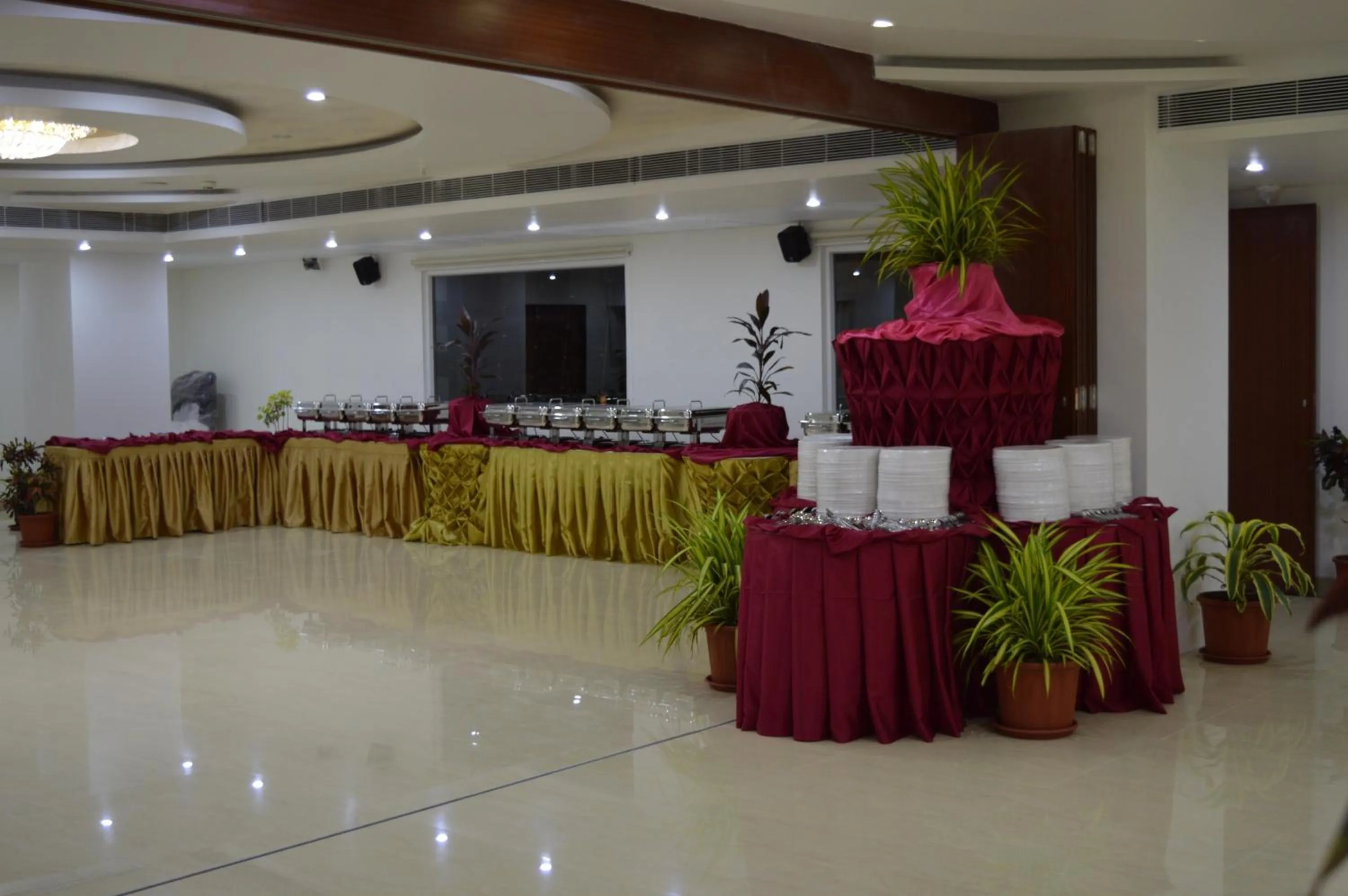 Restaurant/places to eat in Hotel Diamonds Pearl