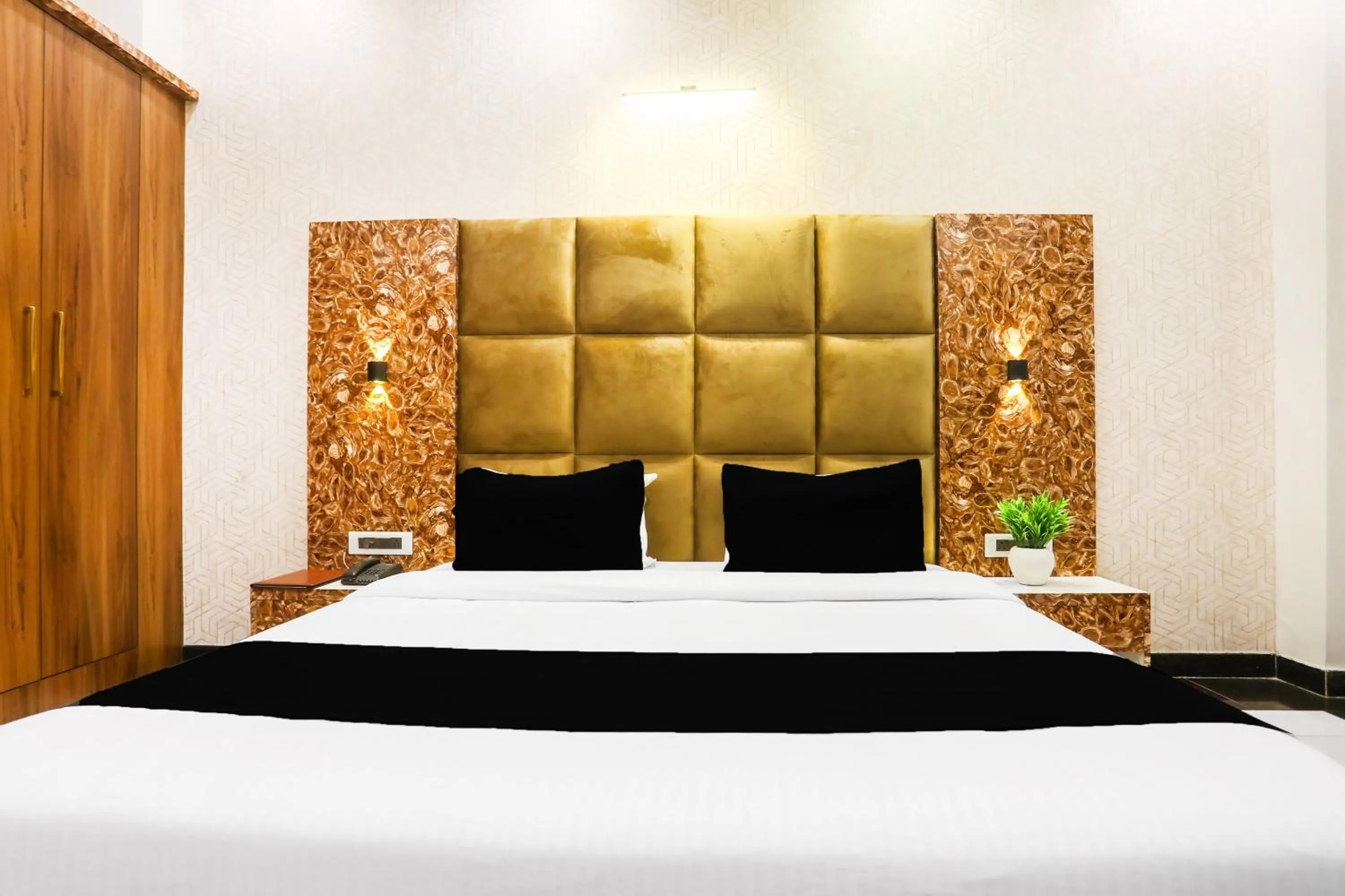 Bedroom, Bed in Townhouse Kota Airport Formerly Hotel Shaily Royal