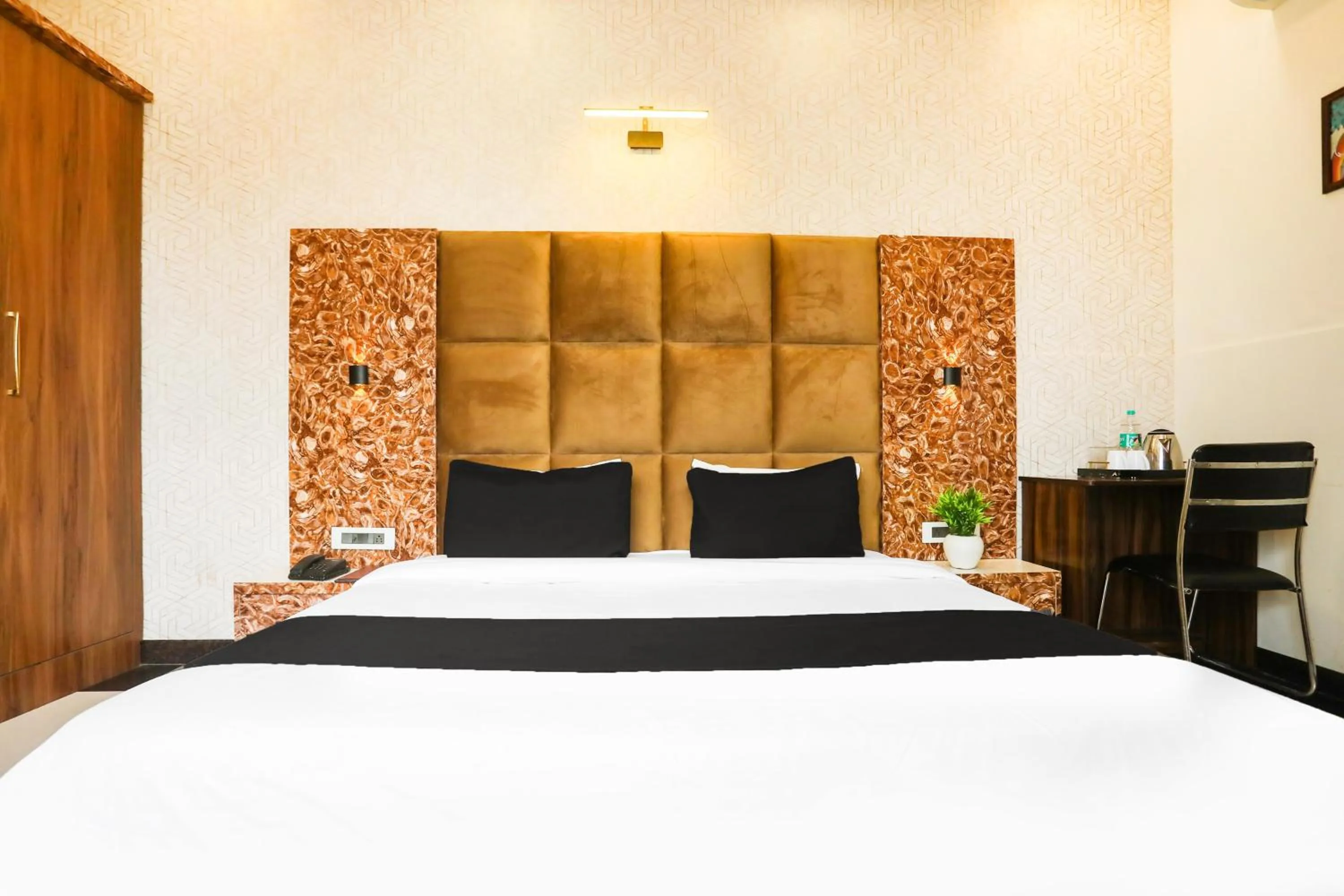 Bedroom, Bed in Townhouse Kota Airport Formerly Hotel Shaily Royal